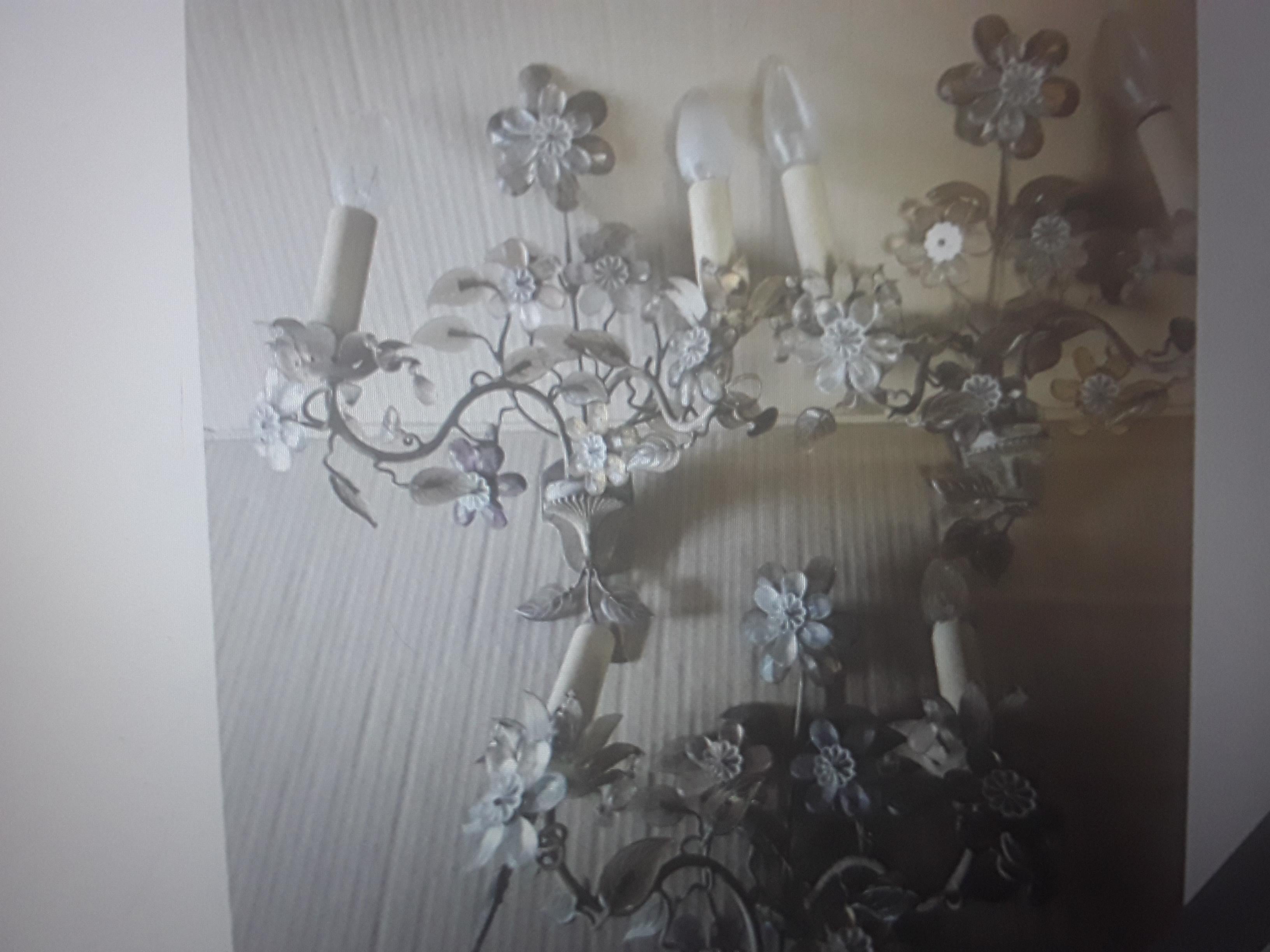 Juego de 3 Apliques de Cristal de Corte Amatista de la Regencia Francesa de 1940 con Ramo Floral en venta 1