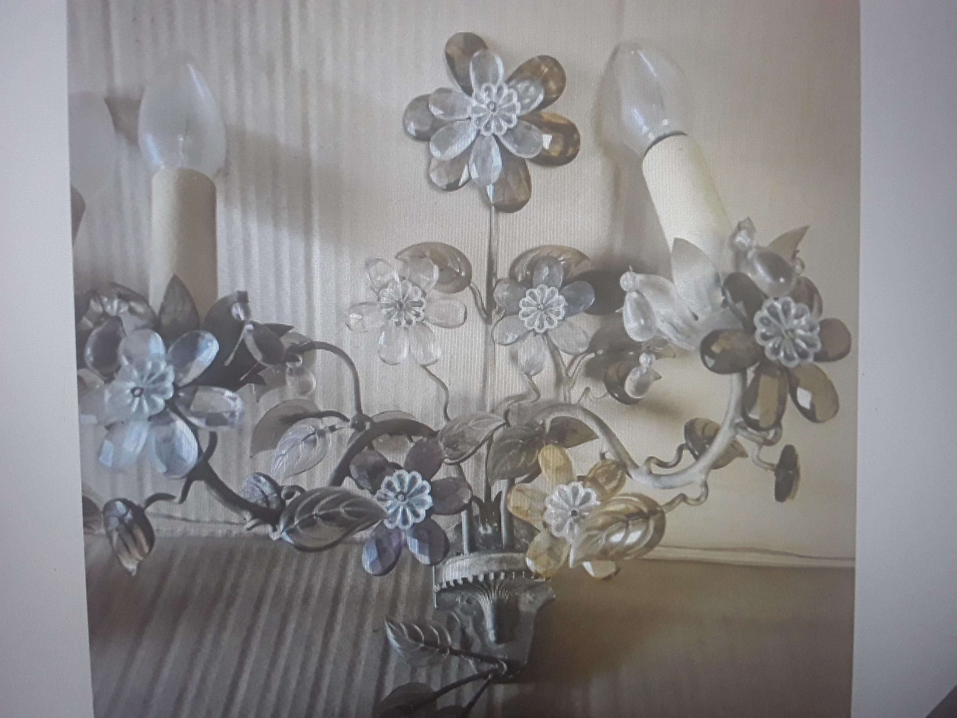 Juego de 3 Apliques de Cristal de Corte Amatista de la Regencia Francesa de 1940 con Ramo Floral en venta 2