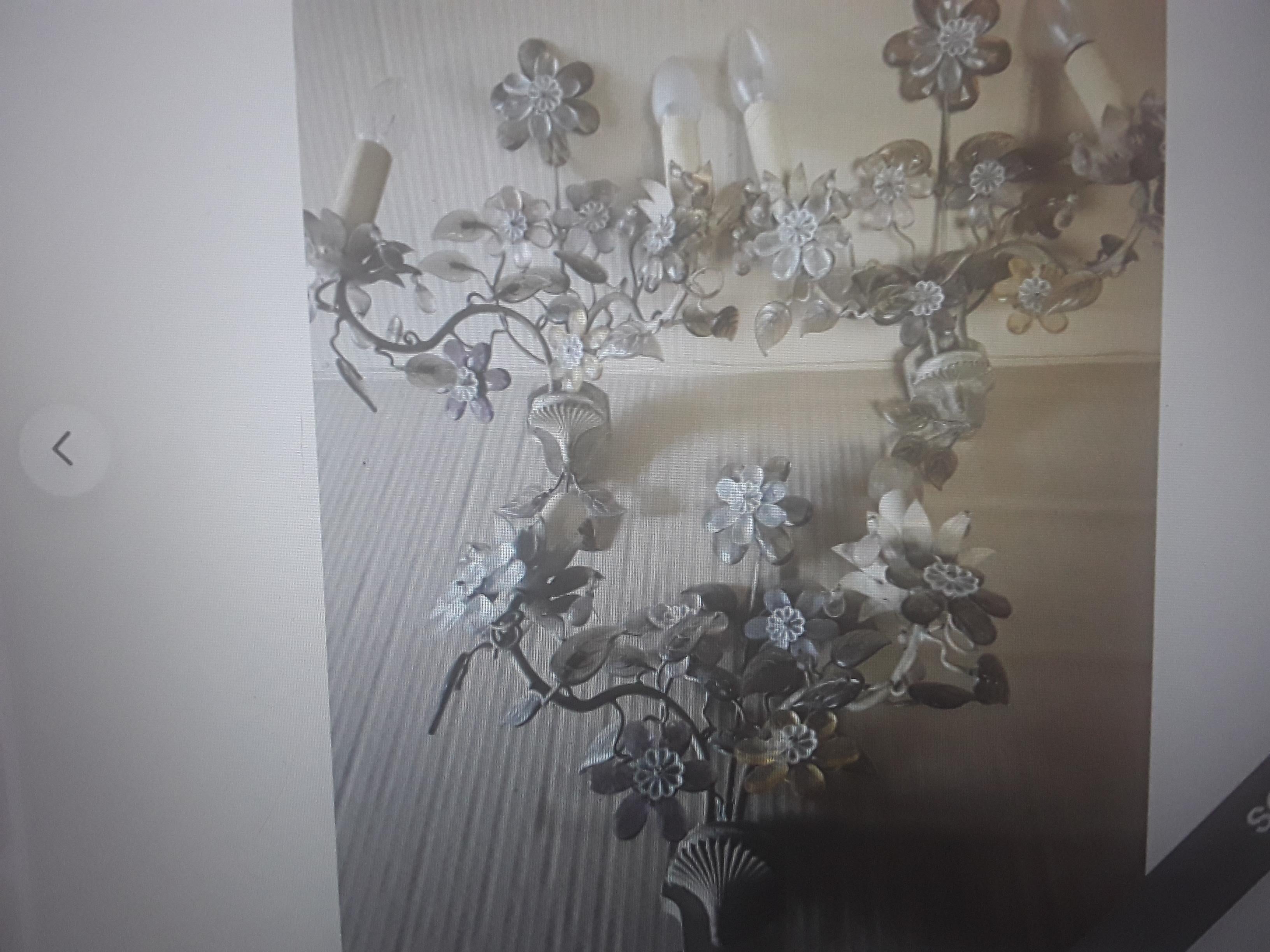 Juego de 3 Apliques de Cristal de Corte Amatista de la Regencia Francesa de 1940 con Ramo Floral en venta 3