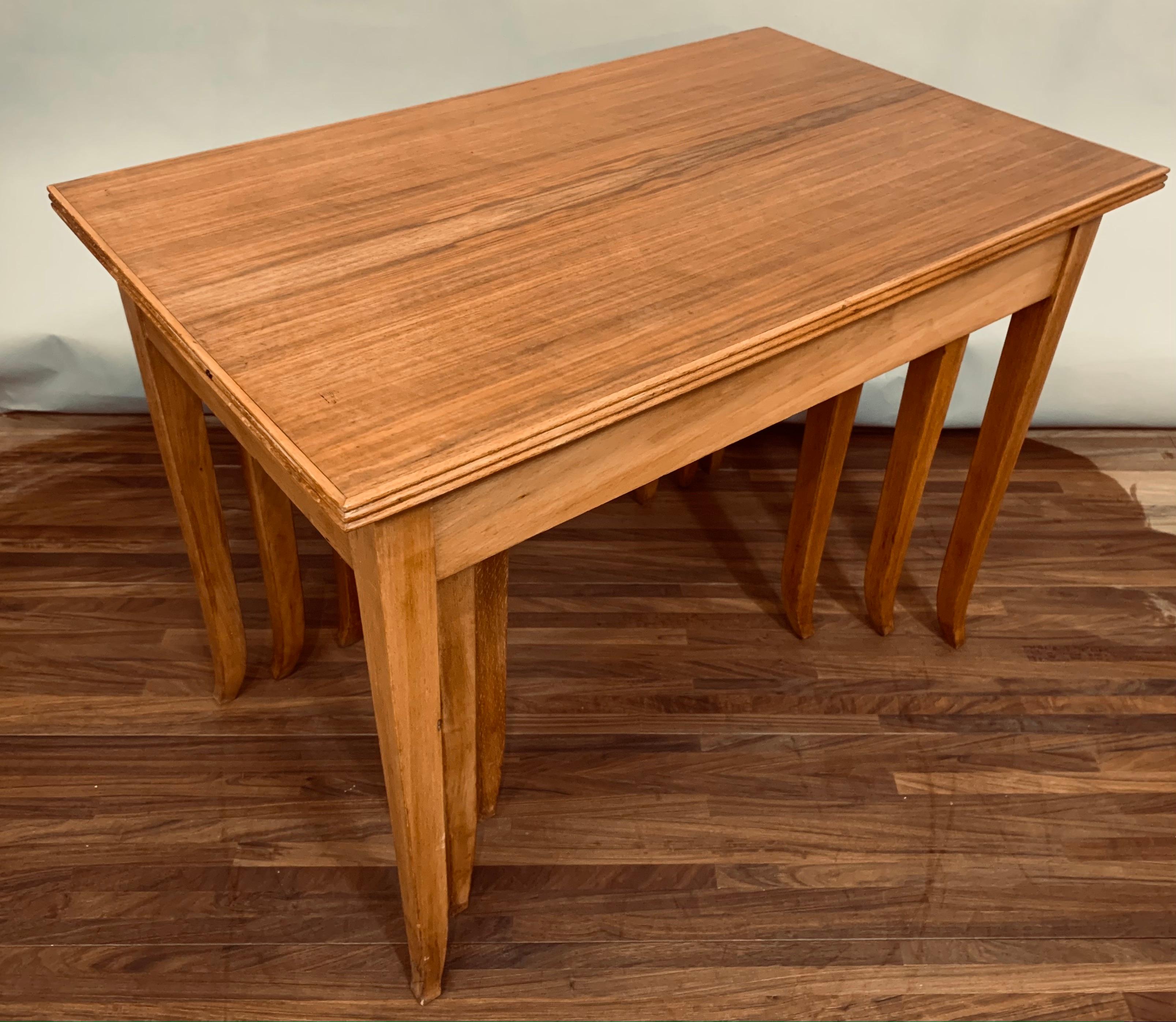 Set of 3 1960s English Stackable Teak with Ribbed Edge Border Nest of Tables In Good Condition For Sale In London, GB