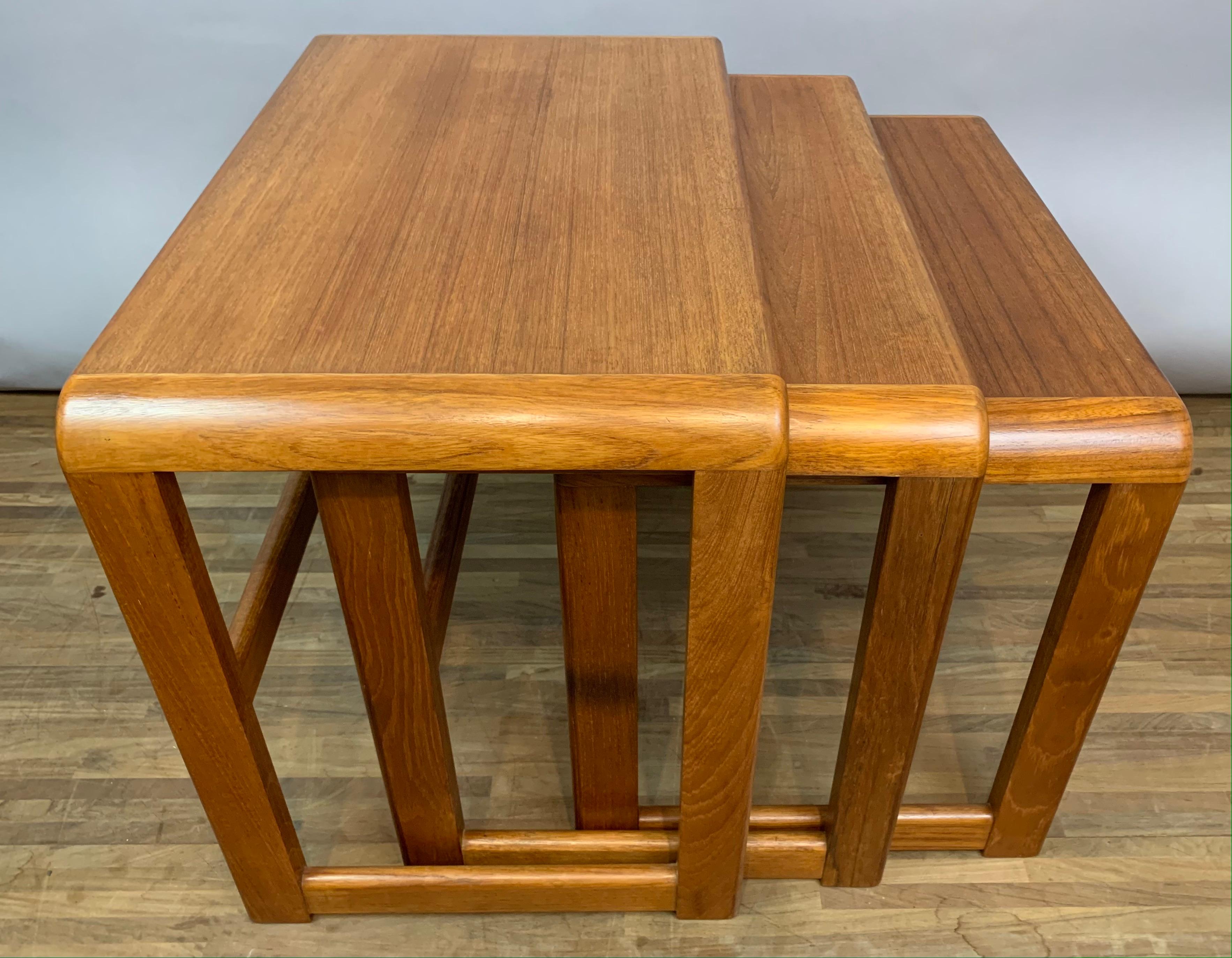 Set of 3 1960s English Teak Round Edged Nesting Tables Nest of Tables 16