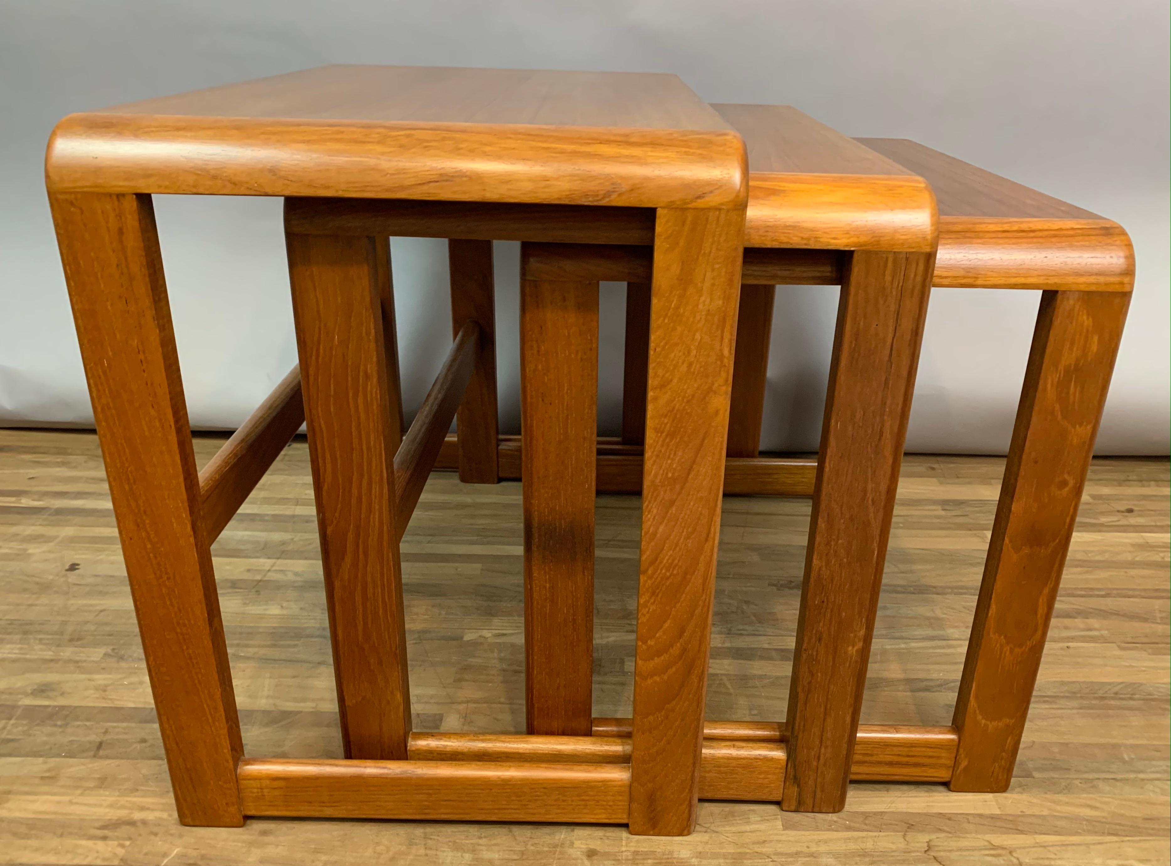 Set of 3 1960s English Teak Round Edged Nesting Tables Nest of Tables In Good Condition In London, GB
