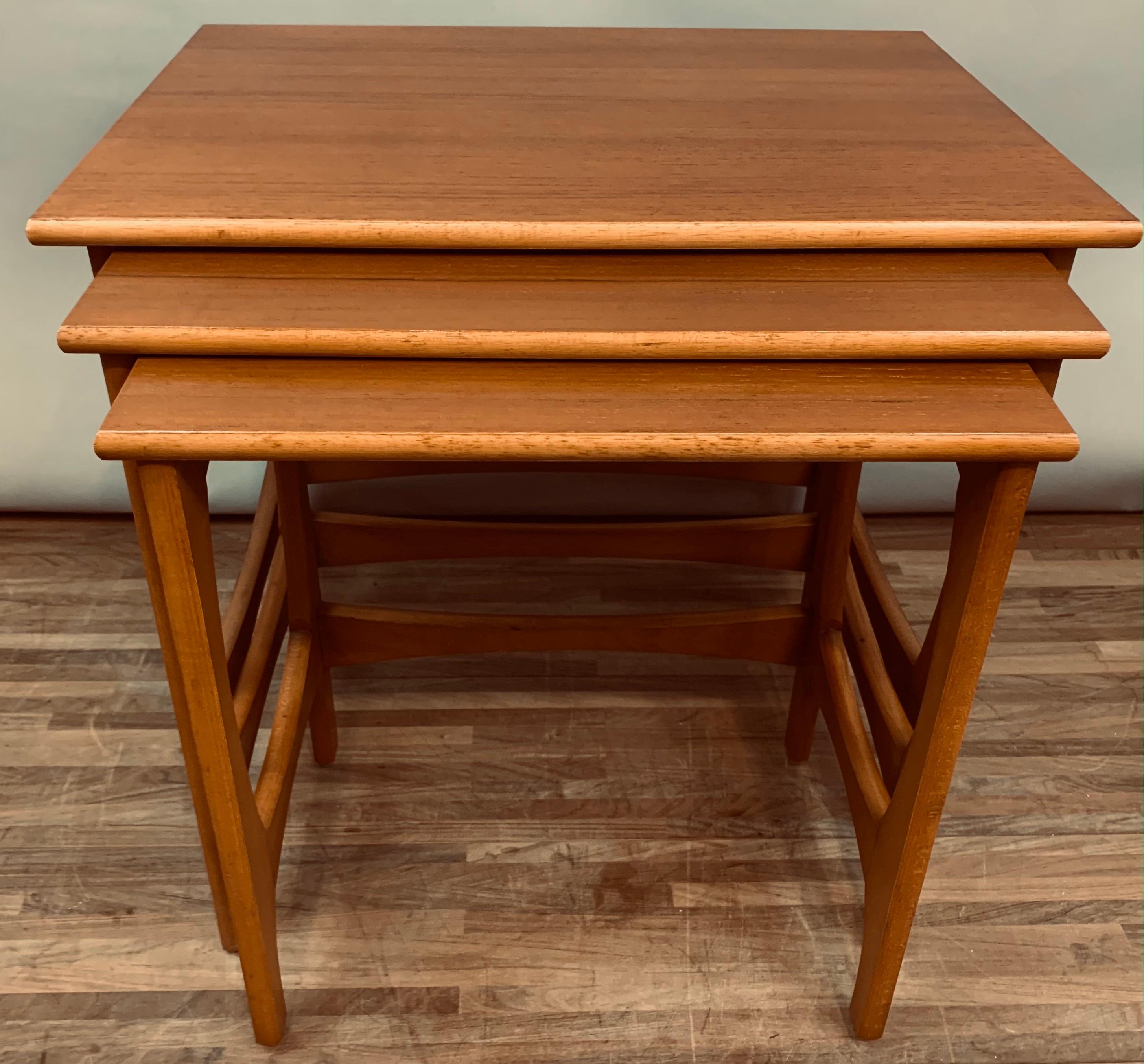 Set of 3 1960s Mid-Century Vintage English Stackable Teak Nest of Tables In Good Condition In London, GB