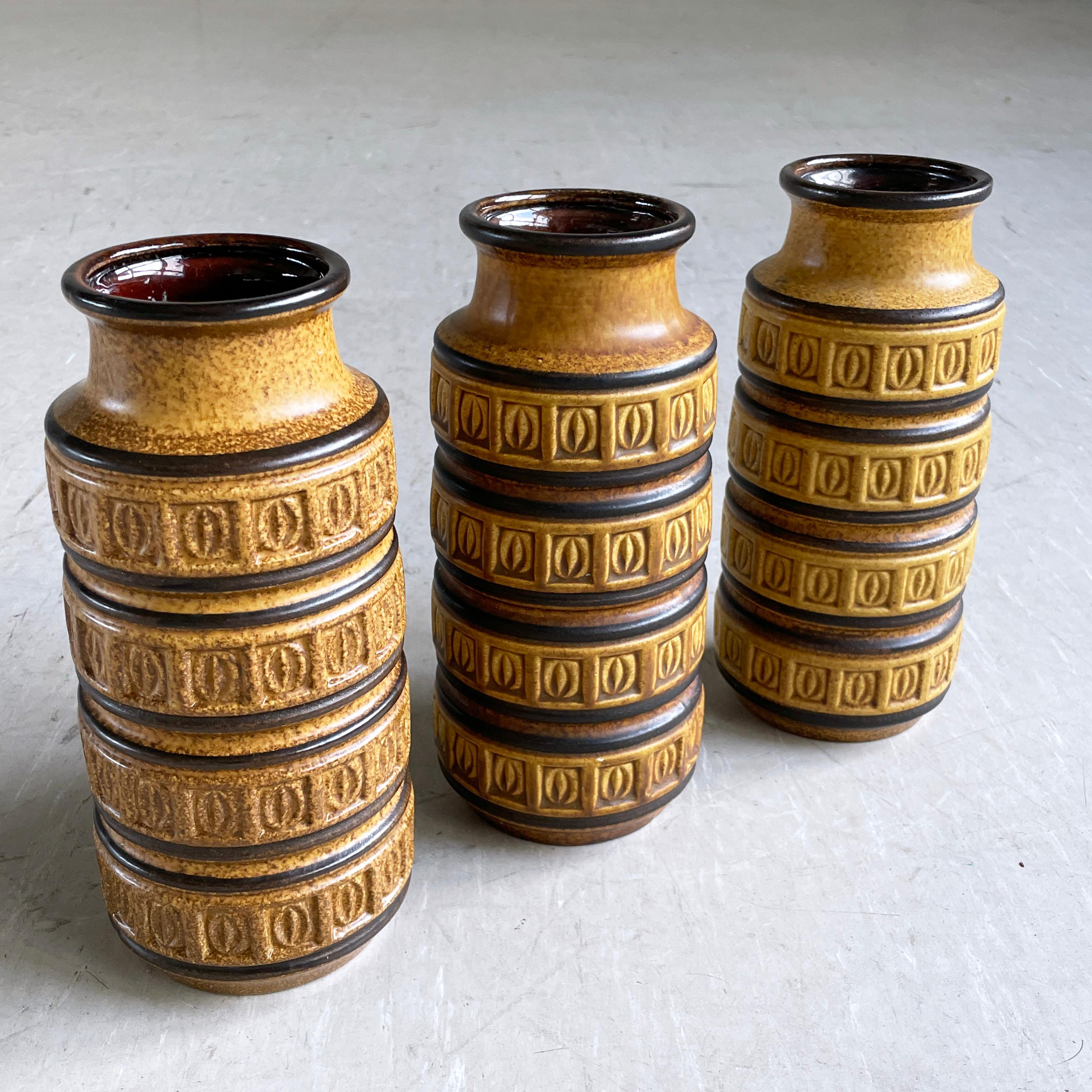 Set di tre vasi in ceramica della Germania occidentale Scheurich Keramik degli anni '60. 
Numerato sulla base: W. Germany 268-23. Con smalto ocra e marrone. Etichetta Scheurich attaccata alla base di un vaso. Lievi variazioni tonali, come ci si può