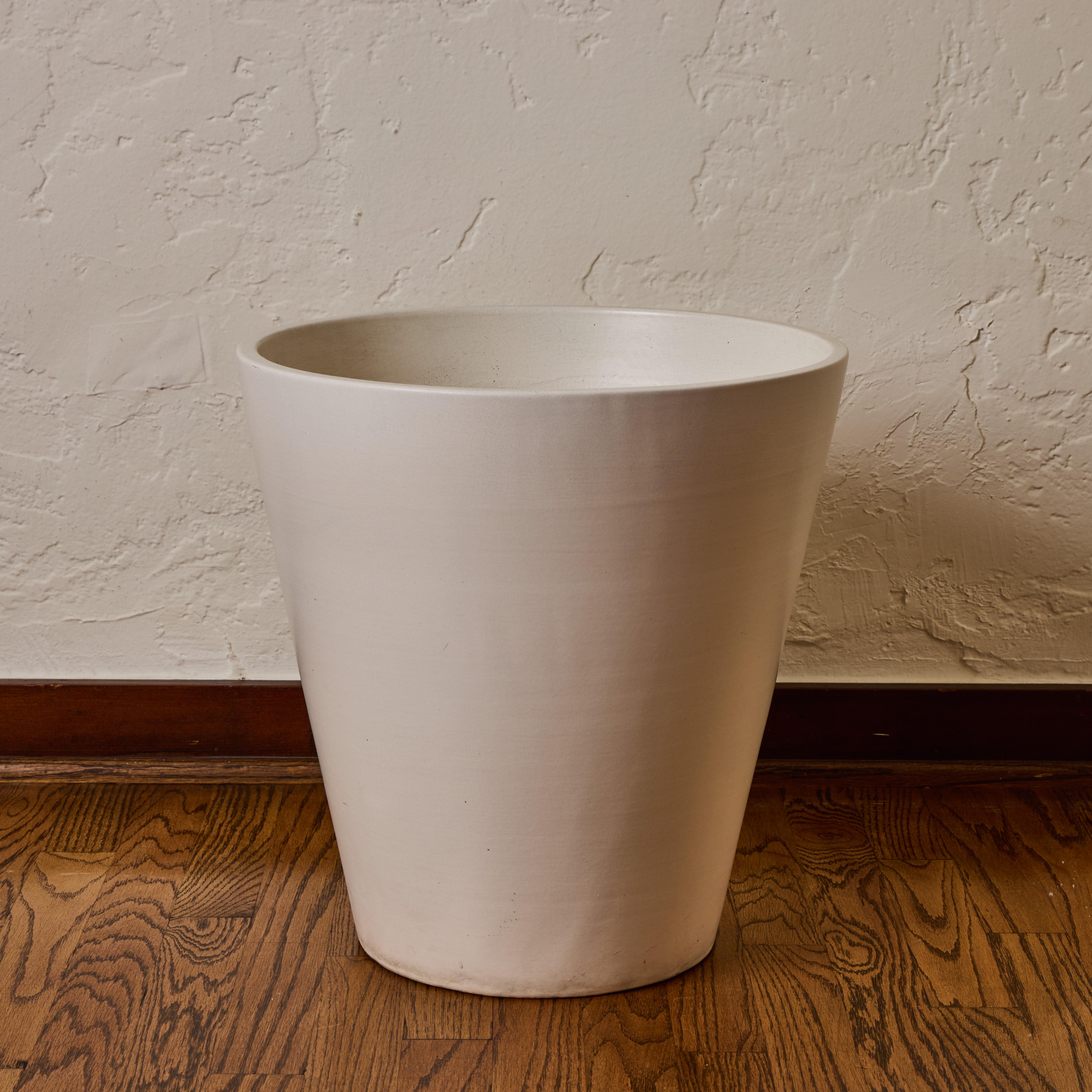 Set of 3 1970s White Conical Gainey Planters in the Manner of LaGardo Tackett.

Executed in matte white glazed ceramic. A very clean and increasingly rare example manufactured by iconic ceramics manufacturer Gainey Ceramics, highly reminiscent of