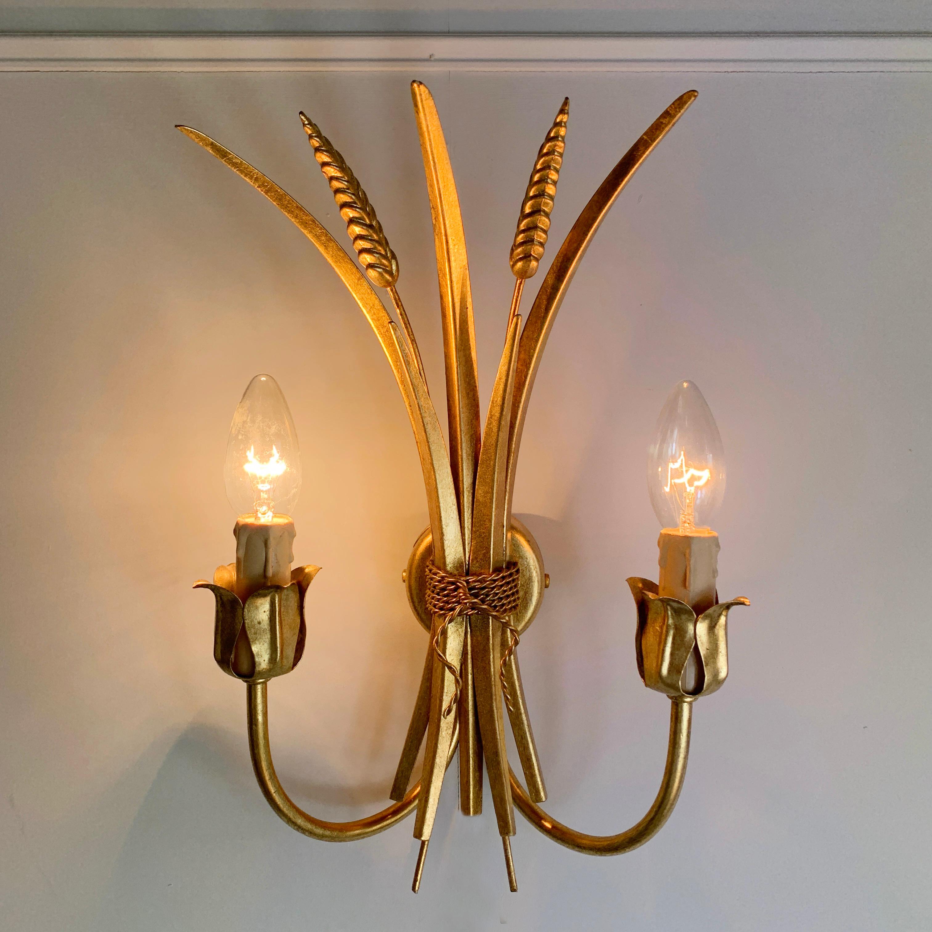 A beautiful trio of gilt gold Italian wheatsheaf wall lights. Dating to the early 1980’s the gilt leaf is in superb condition, and unusually they are a set of 3, exceptionally stylish interior lighting.

Measures: Height 36cm x width 25cm x