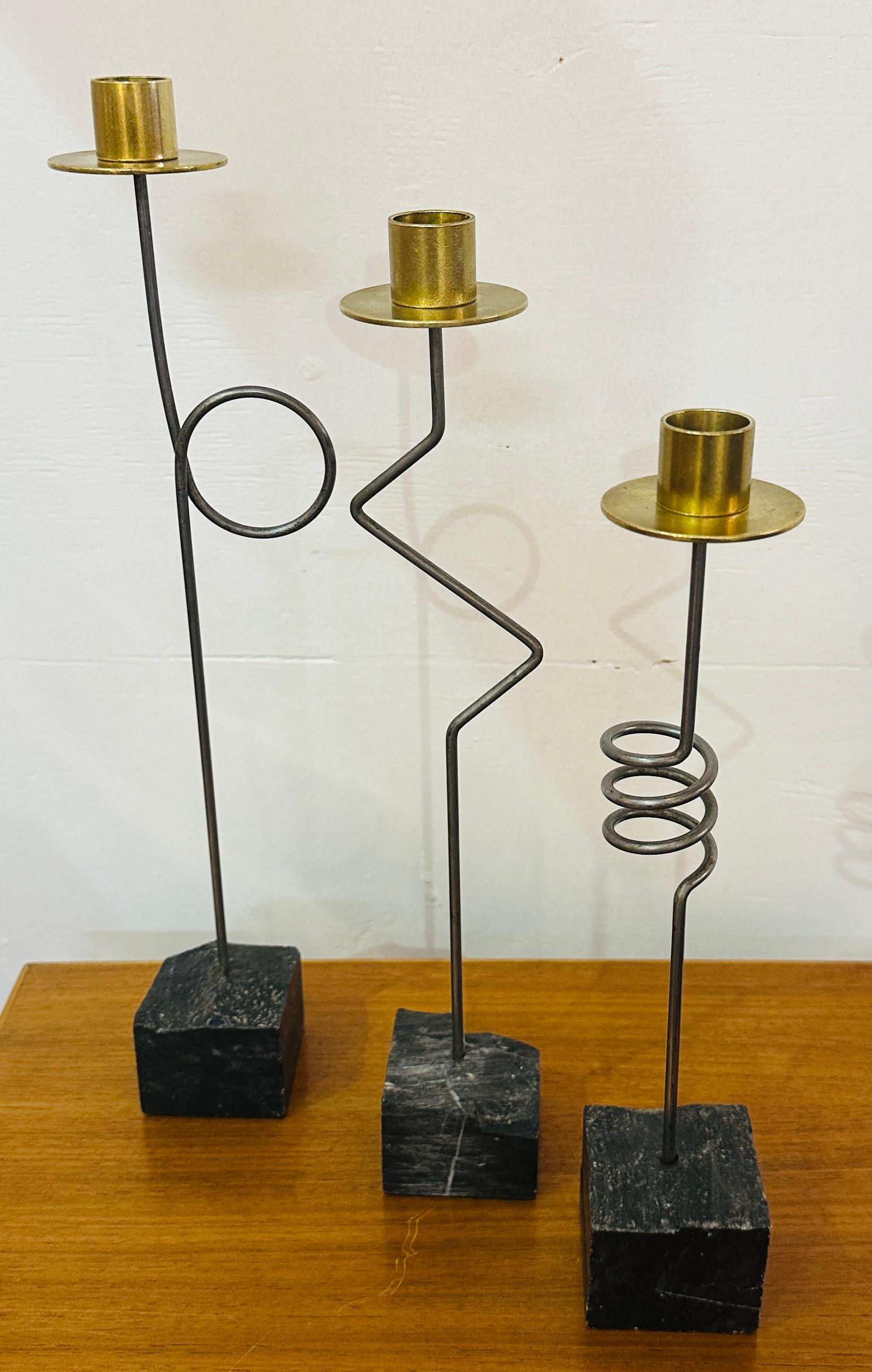 Un ensemble inhabituel de 3 bougeoirs Kräsen vintage IKEA des années 1980, conçus par Ehlén Johansson. Les trois bougeoirs forment un visage abstrait à la Picasso avec un œil, un nez et une bouche en tire-bouchon.  Chacun d'entre eux est constitué