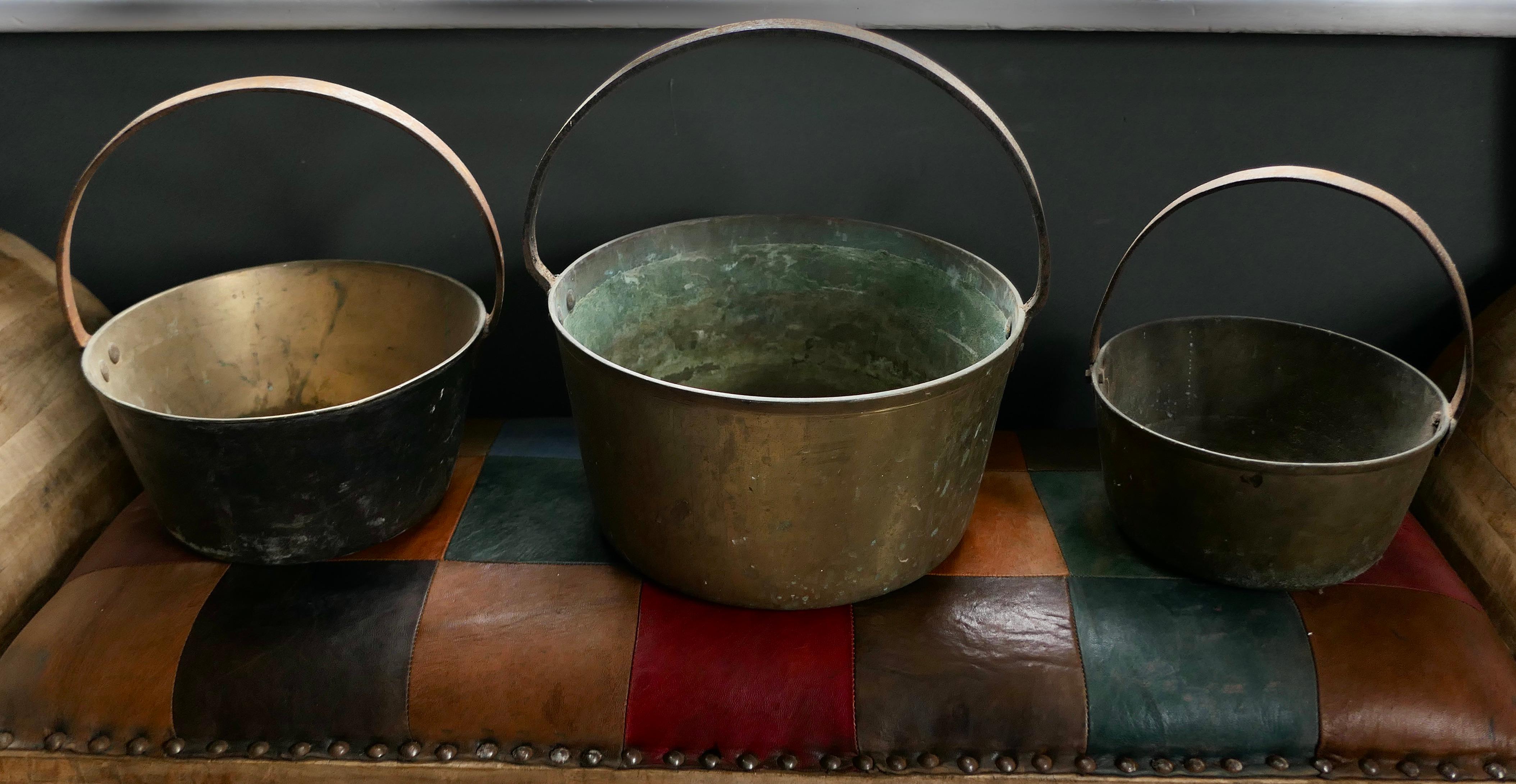 Set von 3 Messing Preserving Pans oder Cooking Pots aus dem 19. Jahrhundert im Zustand „Gut“ im Angebot in Godshill, Isle of Wight