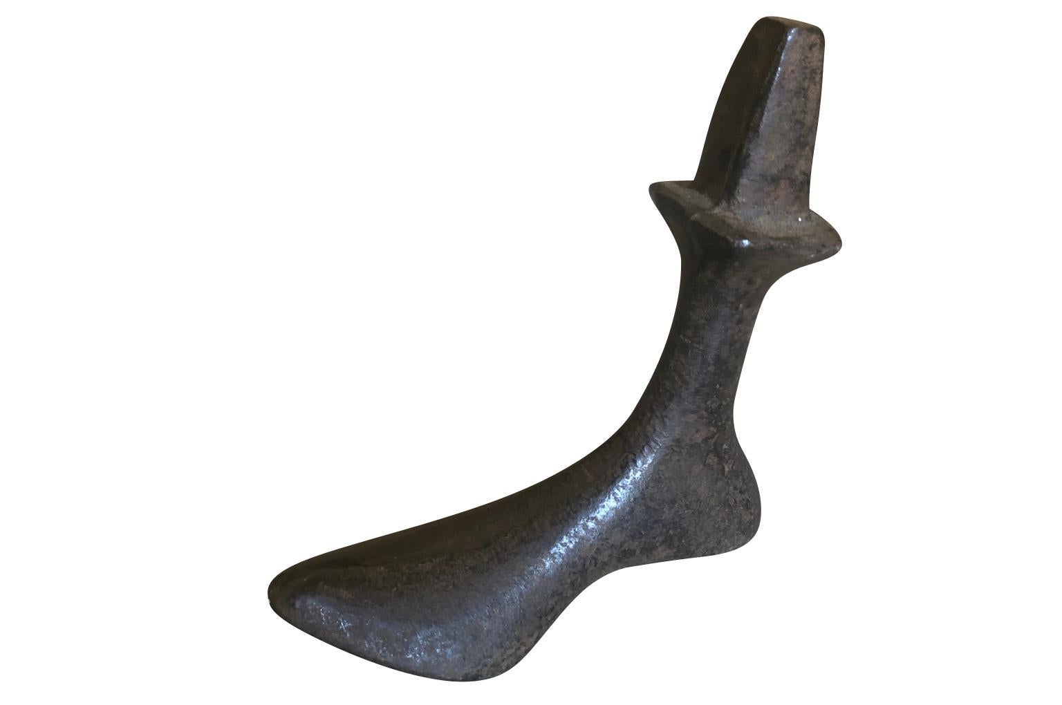 Un'affascinante collezione di 3 stampi per scarpe in ghisa del XIX secolo provenienti da Barcellona. Meravigliosi come espositori da tavolo o da libreria. Le dimensioni variano leggermente.