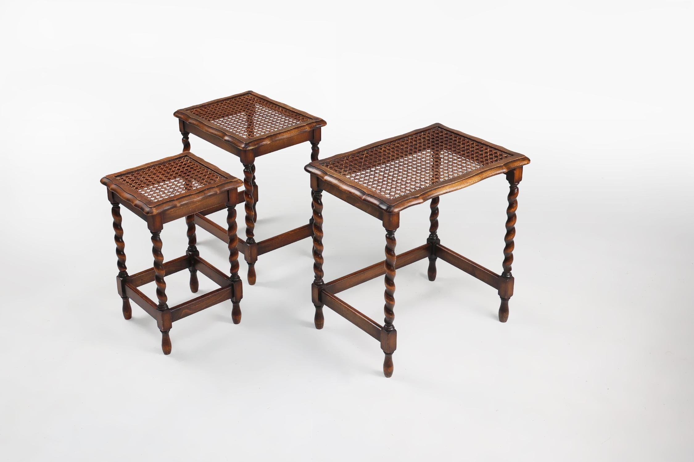 set di 3 tavolini da salotto in Oak e rattan del XX secolo in vendita 2