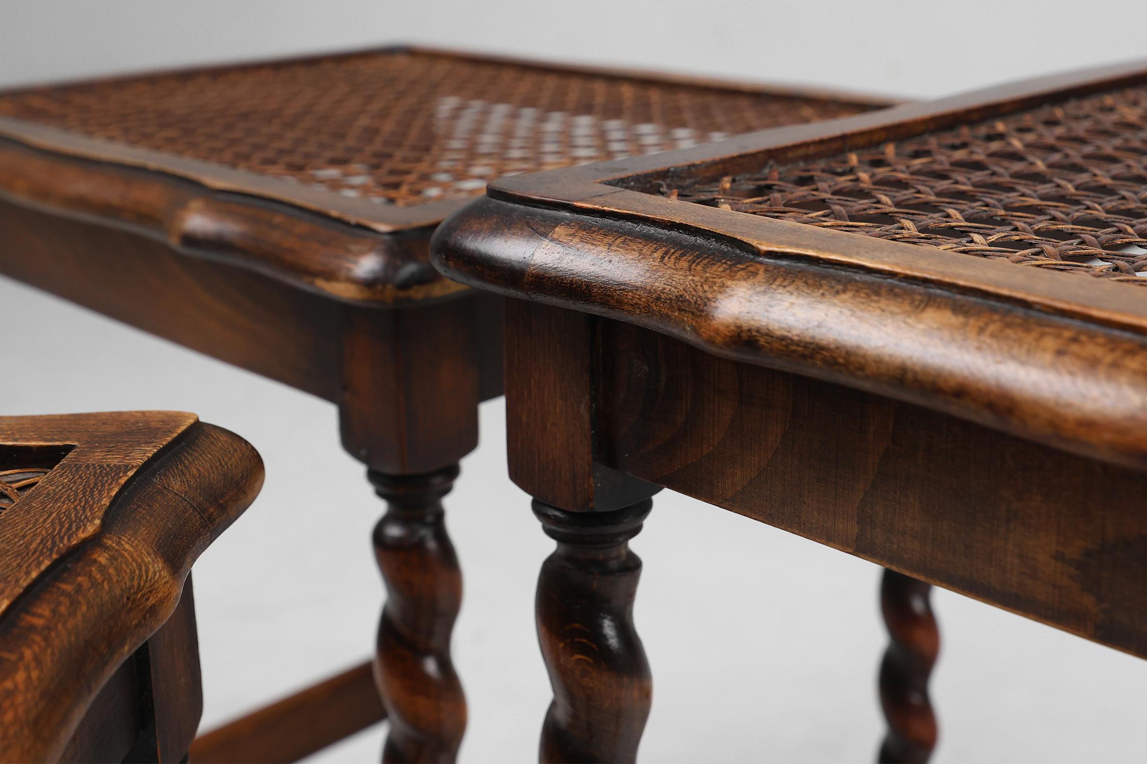 Belga set di 3 tavolini da salotto in Oak e rattan del XX secolo in vendita