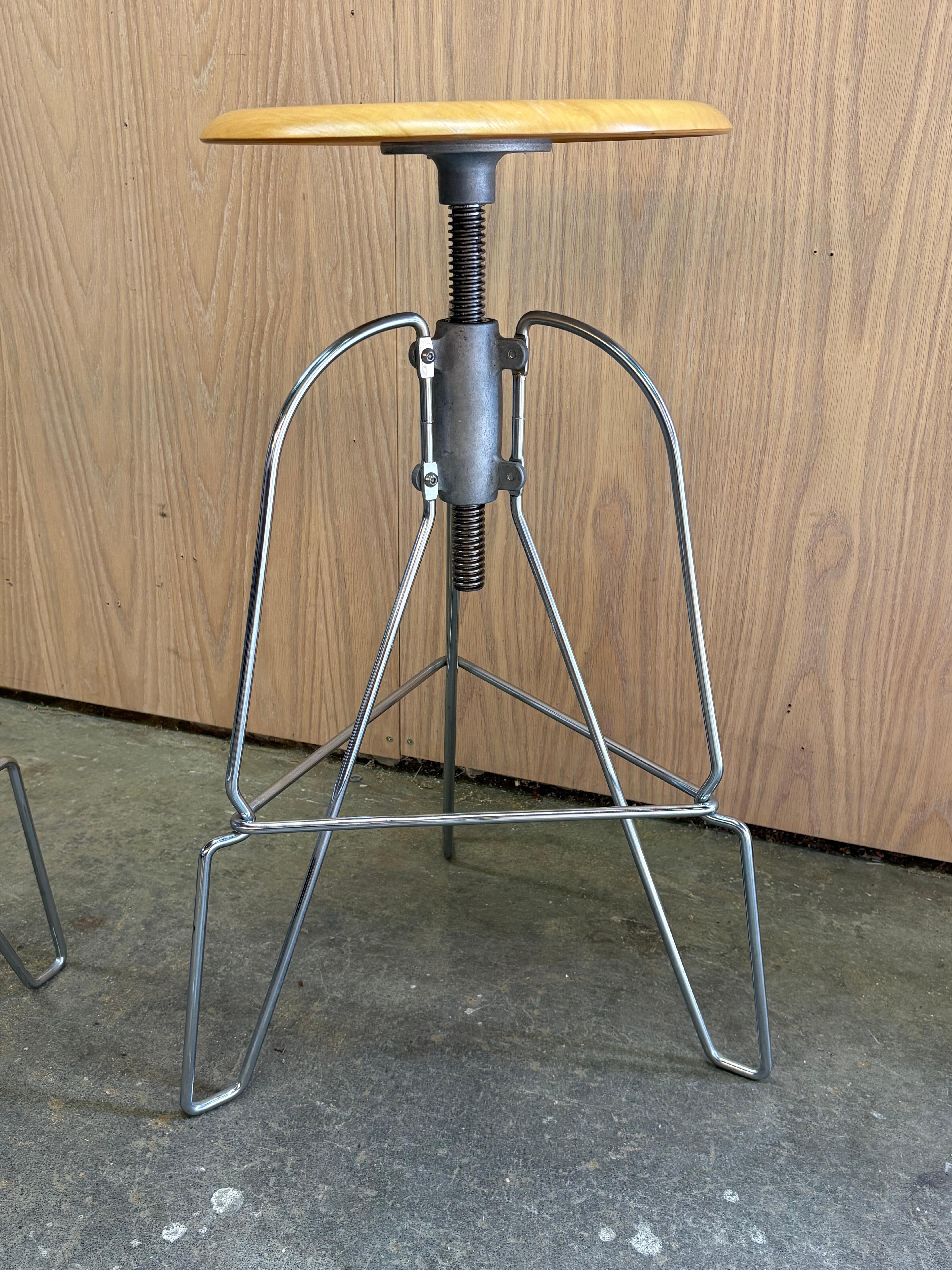 Un ensemble saisissant de trois tabourets de bar du designer américain Jeff Covey, connu pour mélanger l'utilité industrielle et la forme sculpturale. Conçus au début des années 2000 et fabriqués aux États-Unis, ces tabourets présentent des sièges