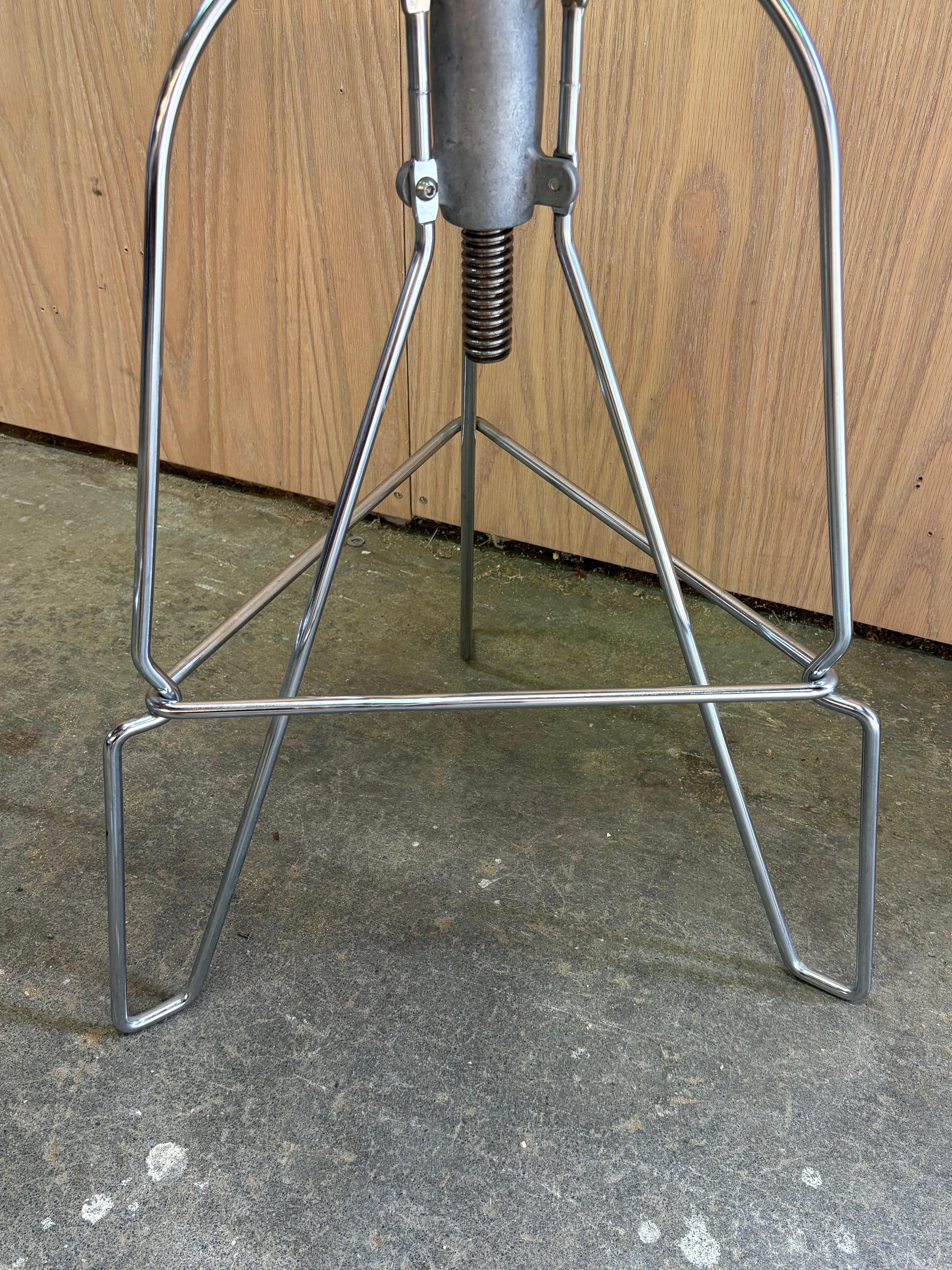 Moderne Ensemble de 3 tabourets de bar réglables par Jeff Covey - Modern Elegance Industry en vente