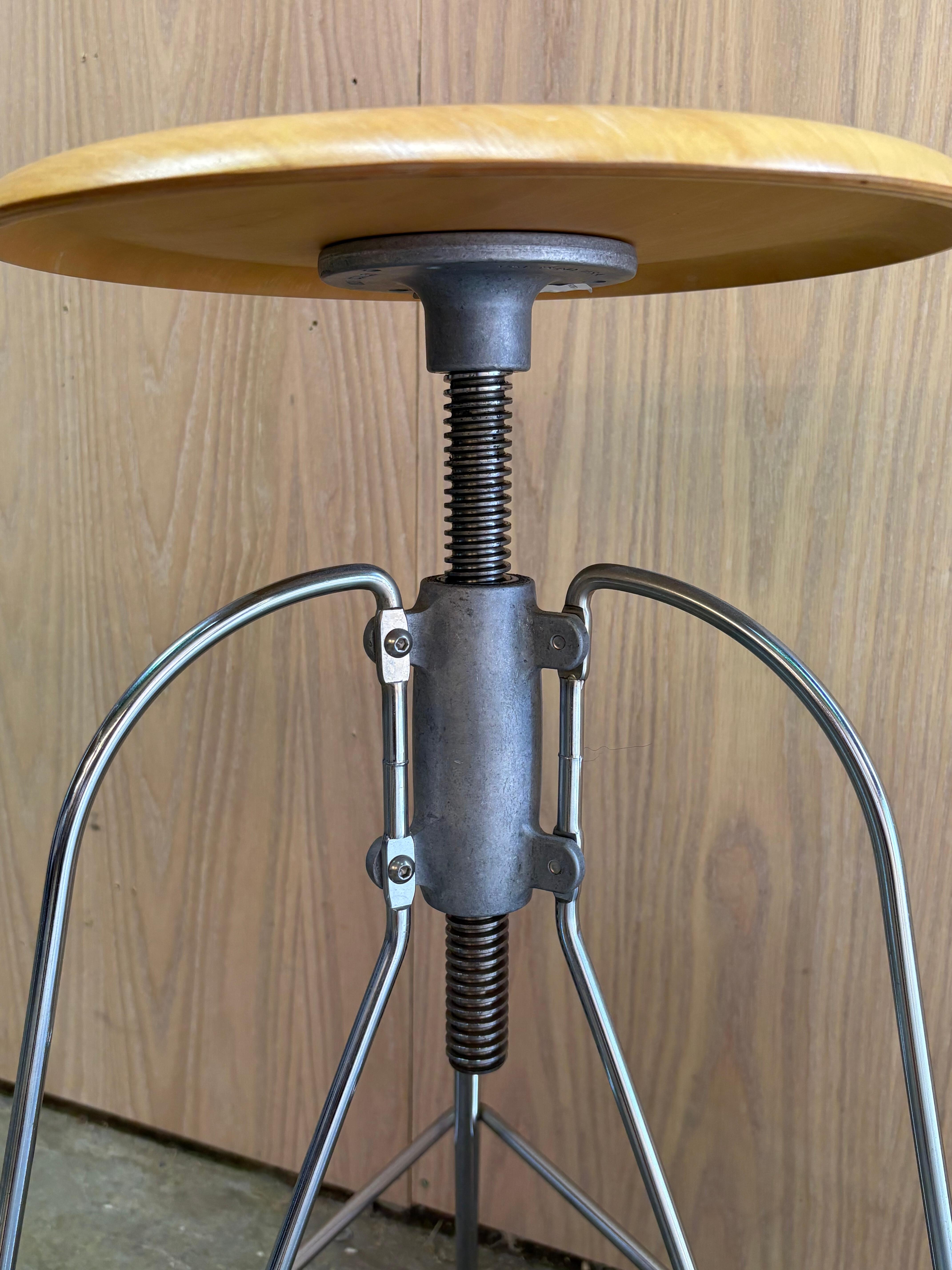 Ensemble de 3 tabourets de bar réglables par Jeff Covey - Modern Elegance Industry Excellent état - En vente à Victoria, BC
