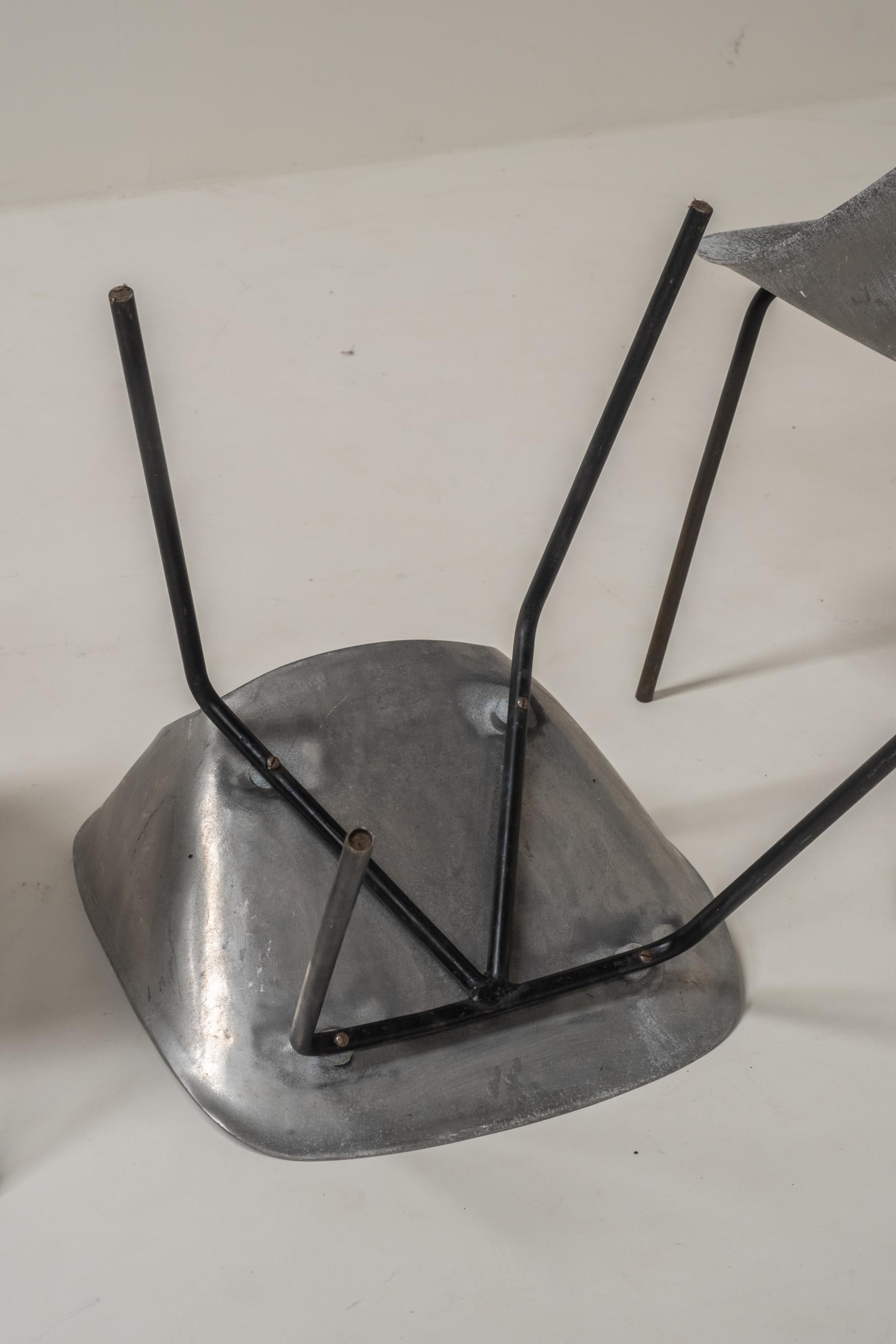 Satz von 3 Tonneau-Stühlen aus Aluminium von Pierre Guariche für Steiner, 1950er Jahre im Angebot 4