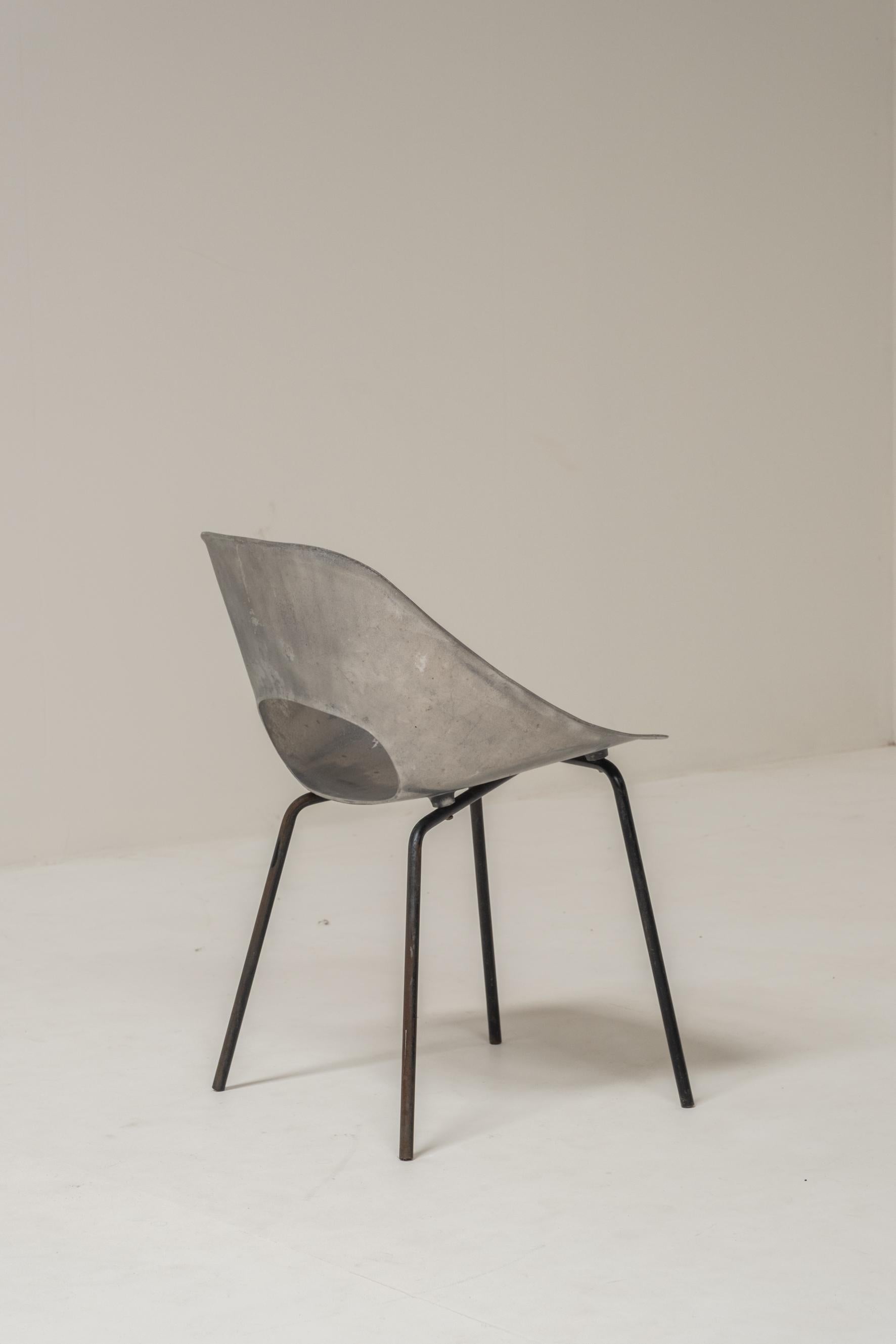 Satz von 3 Tonneau-Stühlen aus Aluminium von Pierre Guariche für Steiner, 1950er Jahre (Moderne der Mitte des Jahrhunderts) im Angebot