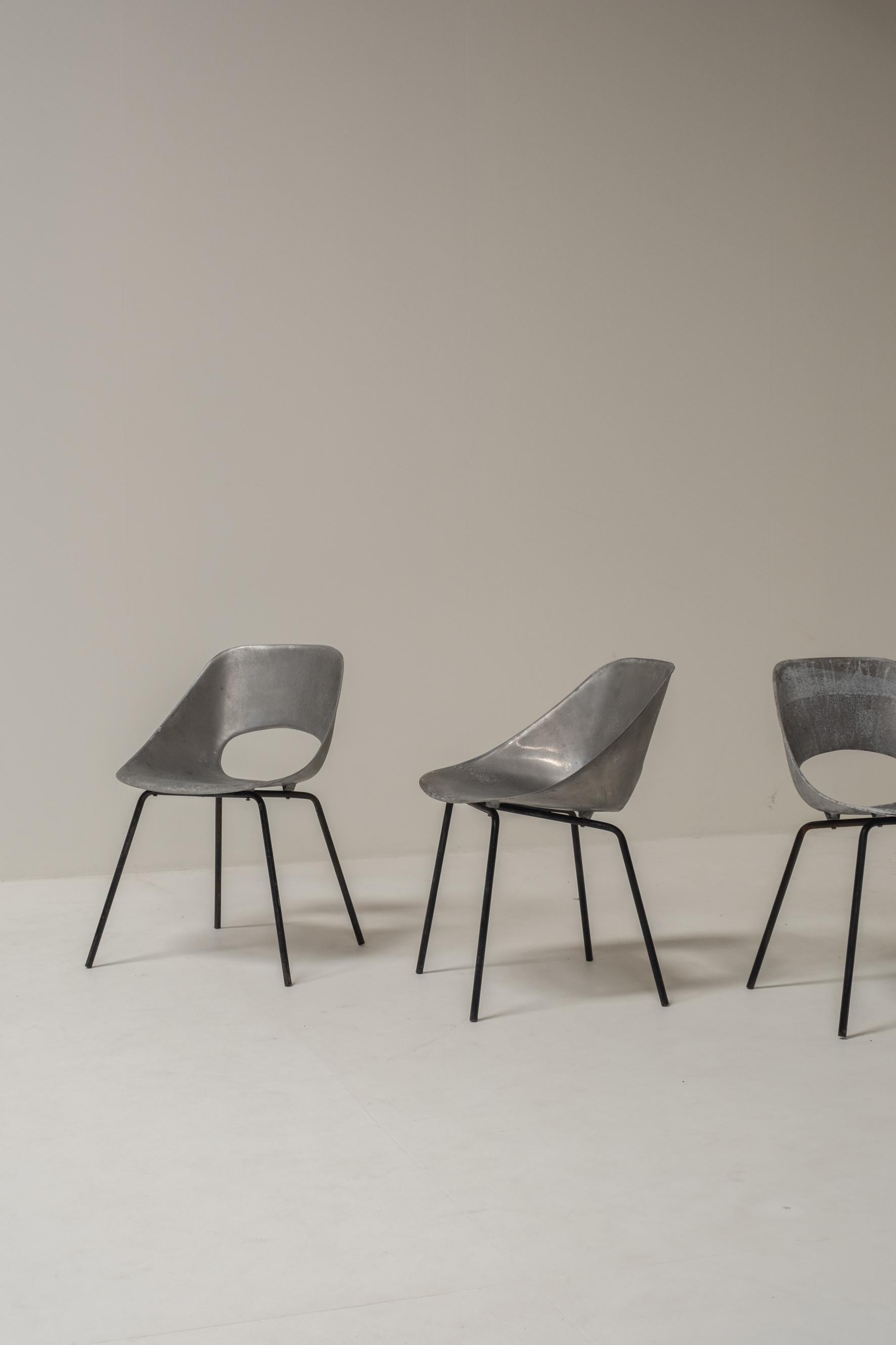 Satz von 3 Tonneau-Stühlen aus Aluminium von Pierre Guariche für Steiner, 1950er Jahre (Französisch) im Angebot