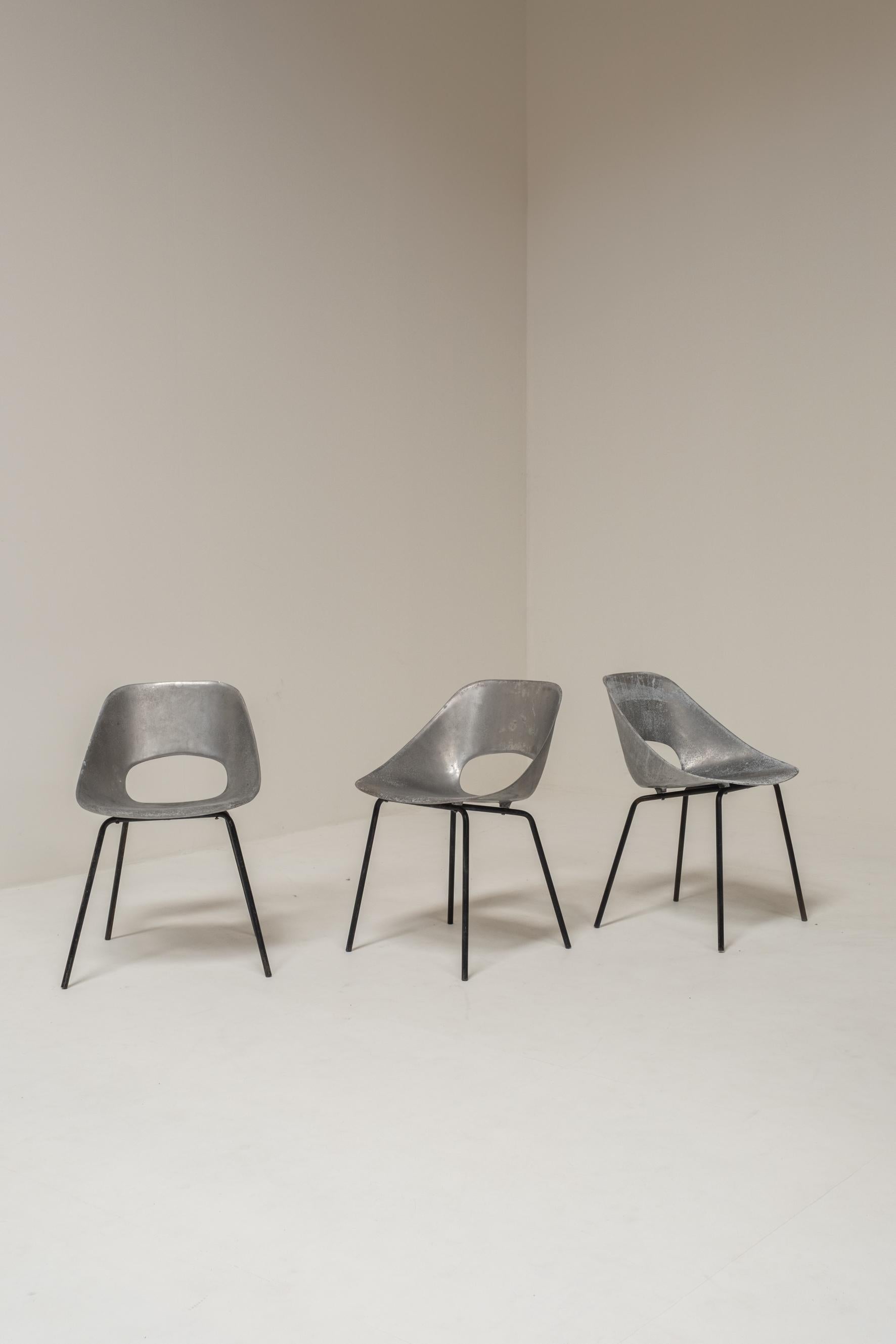 Satz von 3 Tonneau-Stühlen aus Aluminium von Pierre Guariche für Steiner, 1950er Jahre im Zustand „Gut“ im Angebot in Boom, Vlaams Gewest