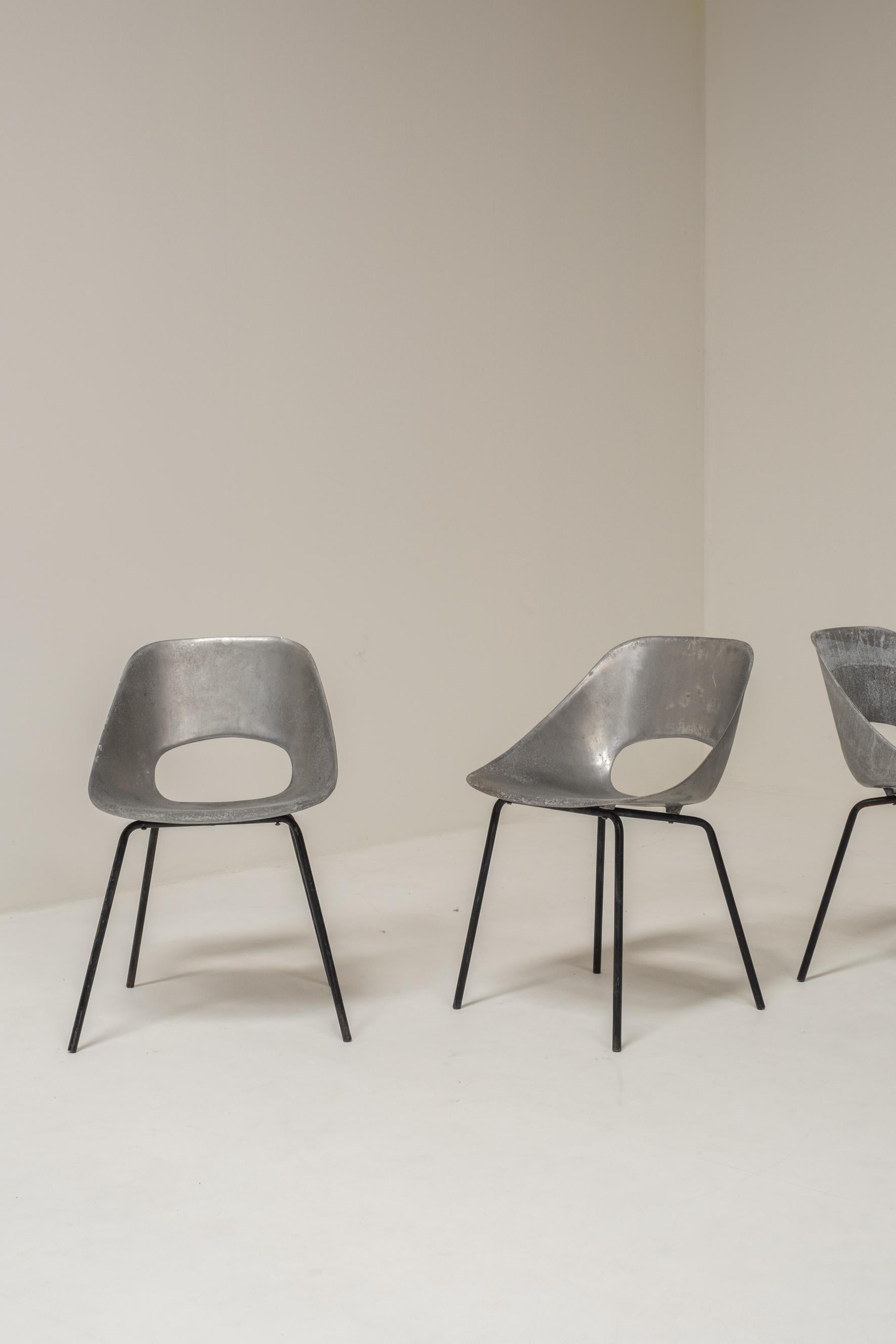 Satz von 3 Tonneau-Stühlen aus Aluminium von Pierre Guariche für Steiner, 1950er Jahre (20. Jahrhundert) im Angebot