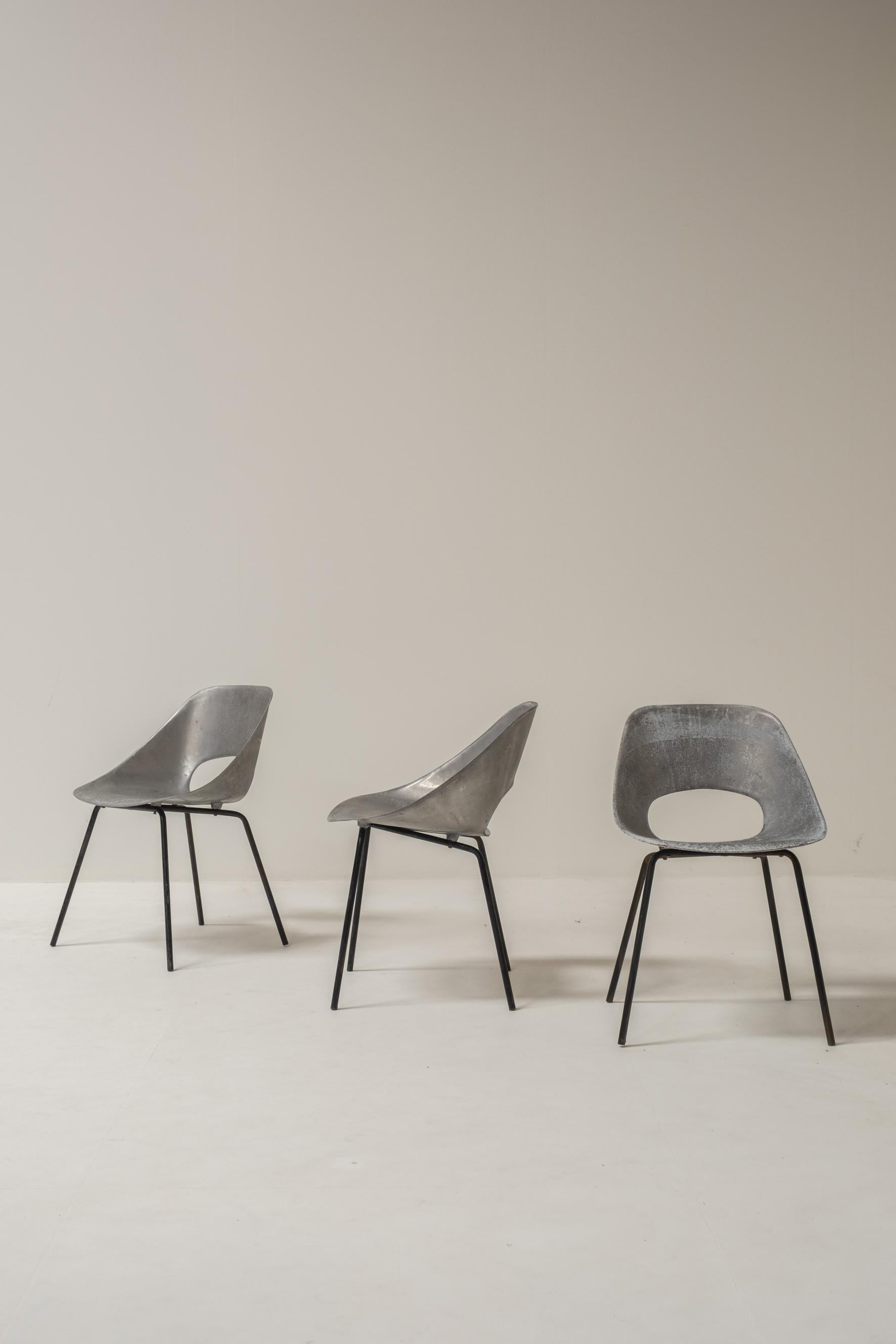 Satz von 3 Tonneau-Stühlen aus Aluminium von Pierre Guariche für Steiner, 1950er Jahre im Angebot 1