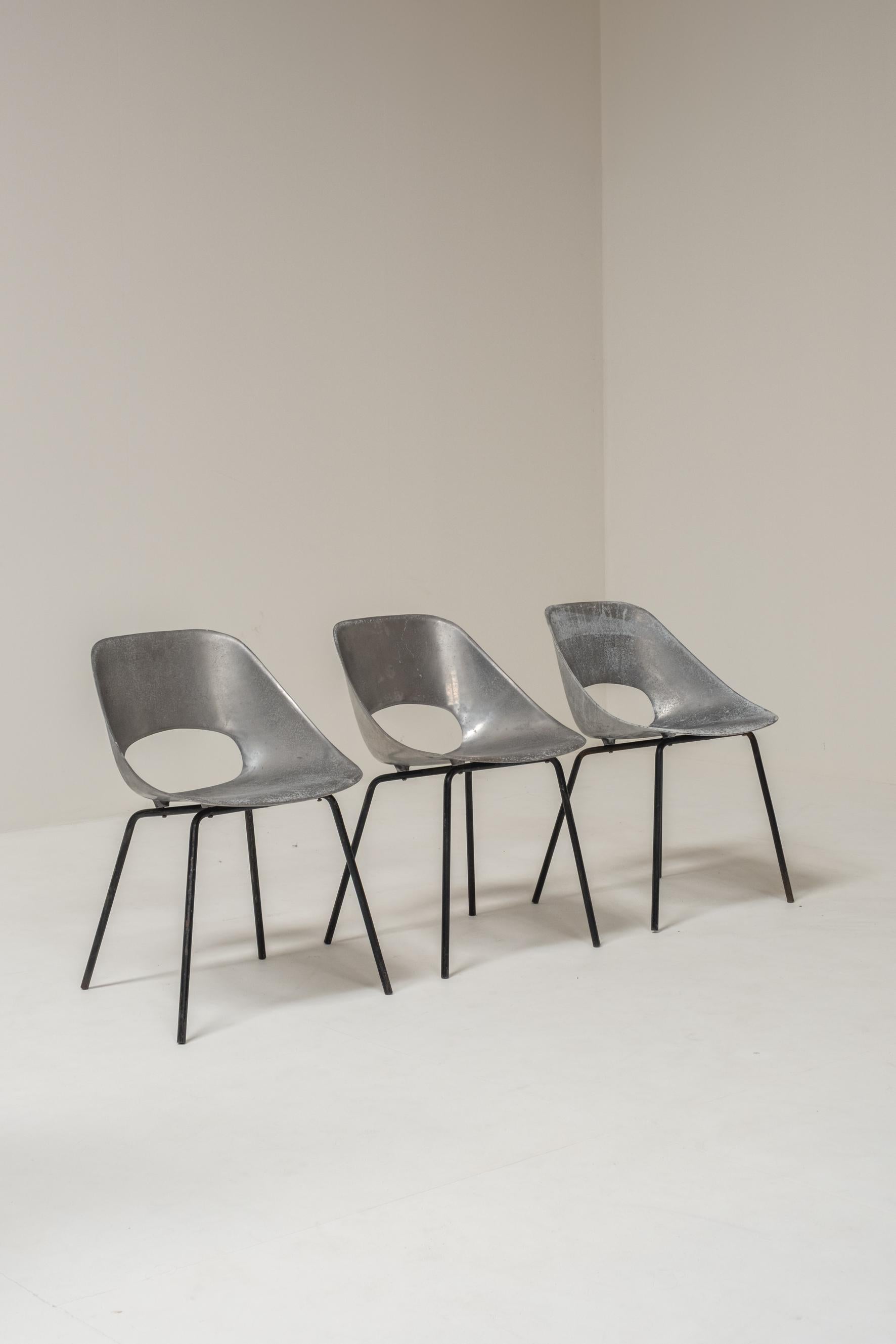 Satz von 3 Tonneau-Stühlen aus Aluminium von Pierre Guariche für Steiner, 1950er Jahre im Angebot 2