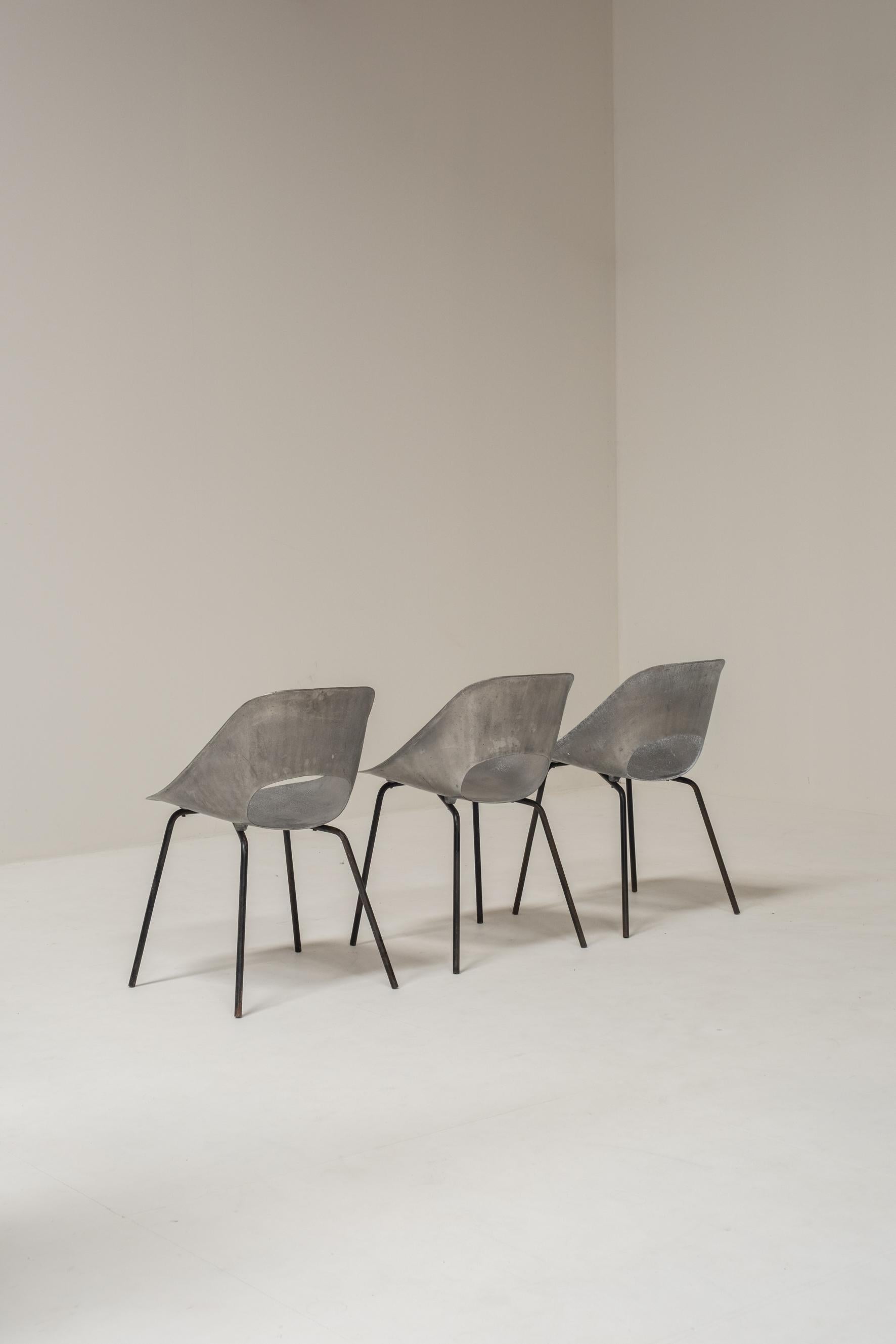 Satz von 3 Tonneau-Stühlen aus Aluminium von Pierre Guariche für Steiner, 1950er Jahre im Angebot 3