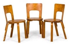 Satz von 3 Alvar Aalto für Artek Finnischen Beistellstühlen aus gebogenem Birkenholz aus der Mitte des Jahrhunderts