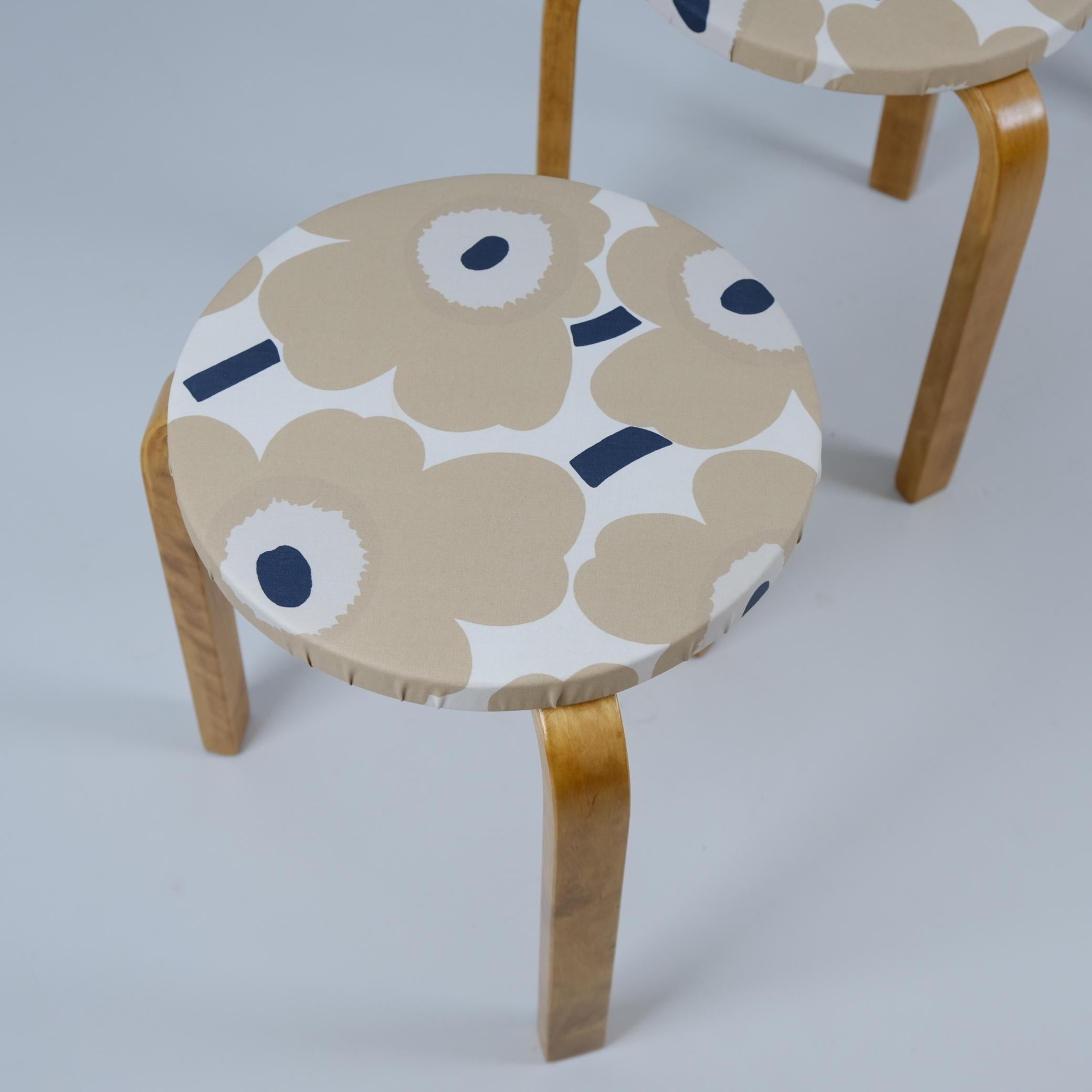 Set of 3 Alvar Aalto Stackable Stools Model 60, Marimekko Fabric, Artek 1940s In Good Condition For Sale In Helsinki, FI