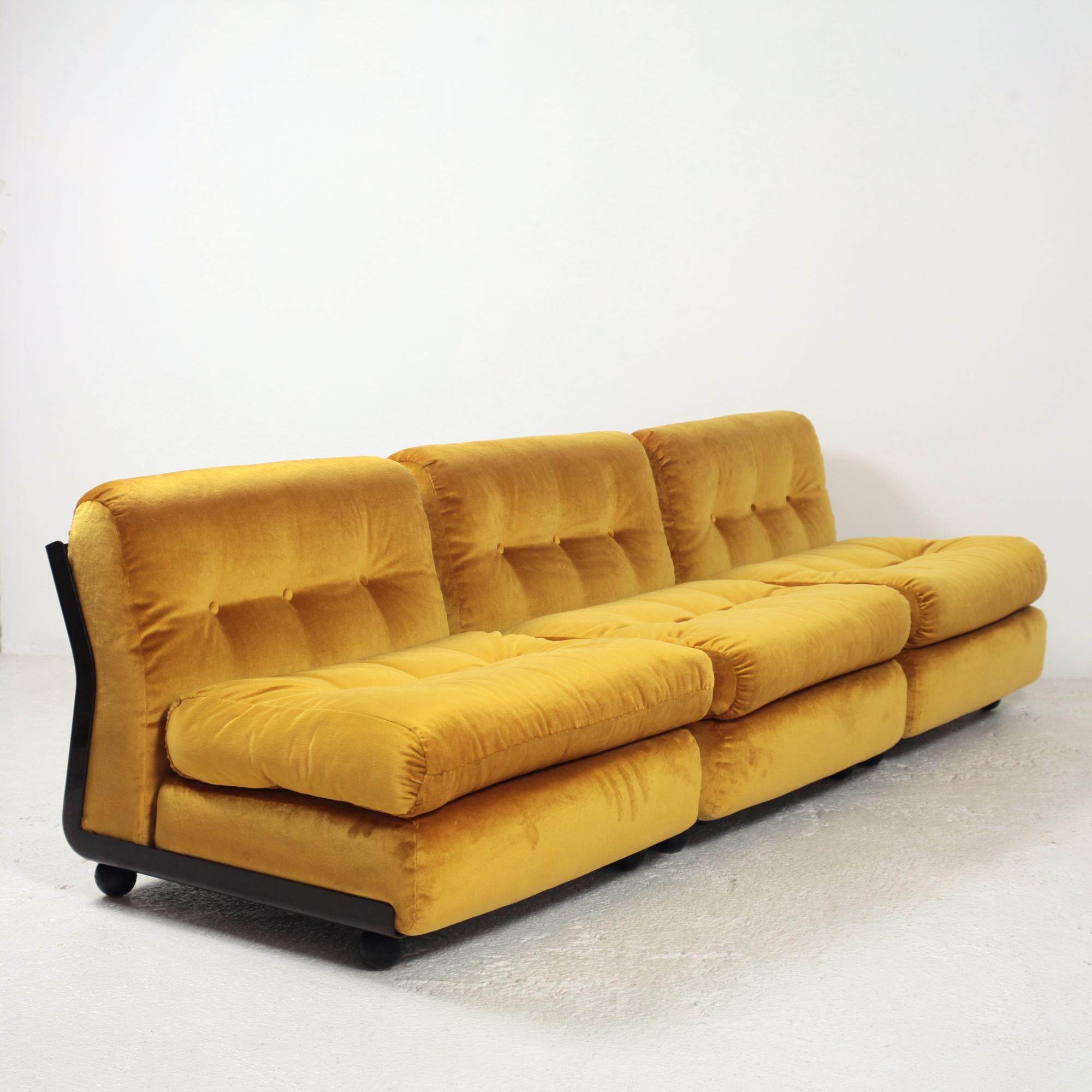 Set di 3 iconiche sedie lounge di Mario Bellini per B&B Italia 1966, vincitore del prestigioso premio Compasso d'Oro nel 1970.
I cuscini dei sedili sono stati rivestiti in velluto giallo zafferano brillante.
Scocca in fibra di vetro marrone scuro in