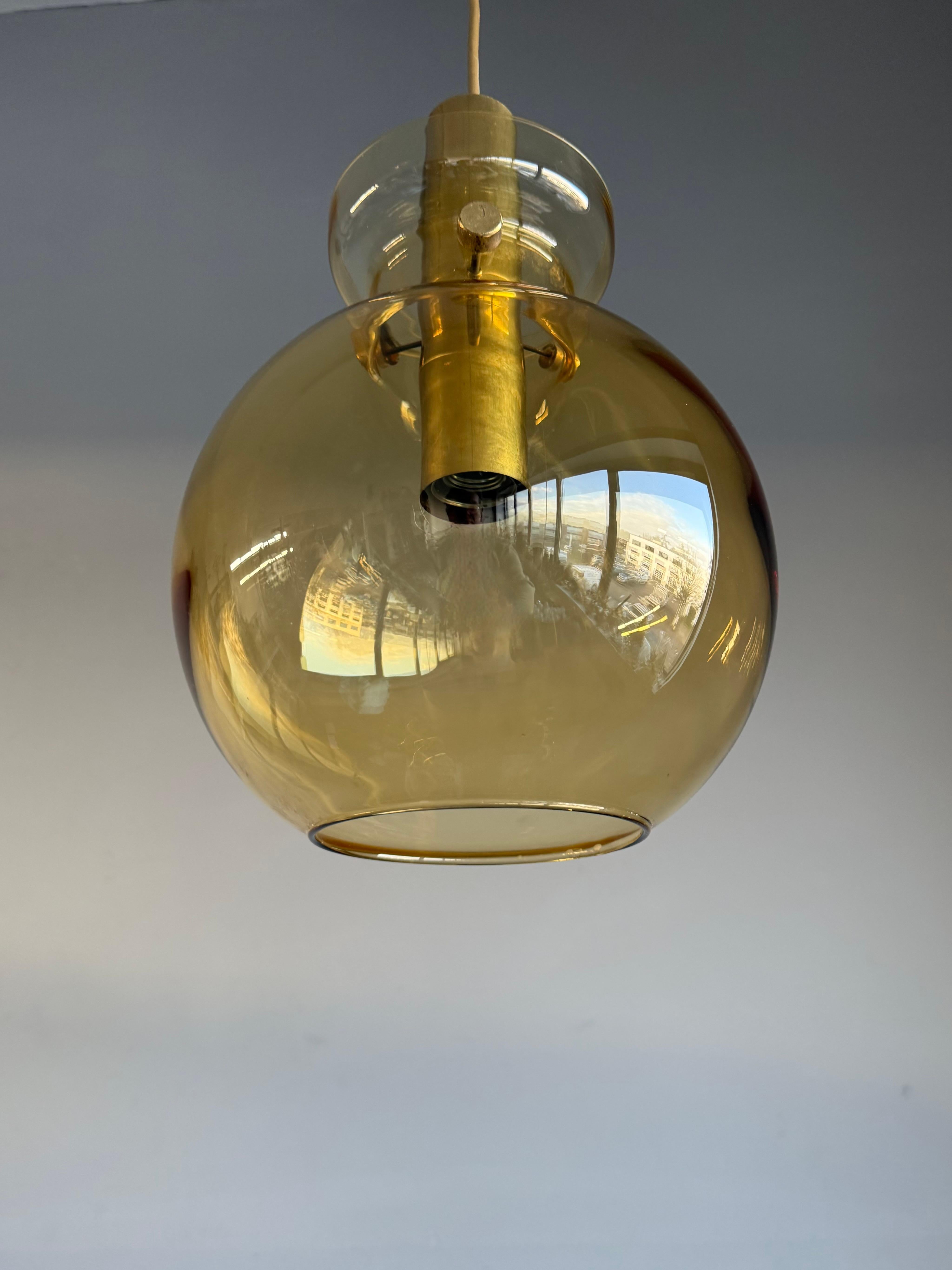 Juego de 3 lámparas colgantes de vidrio ámbar y latón Glasshütte, Alemania Años 70 en venta 3