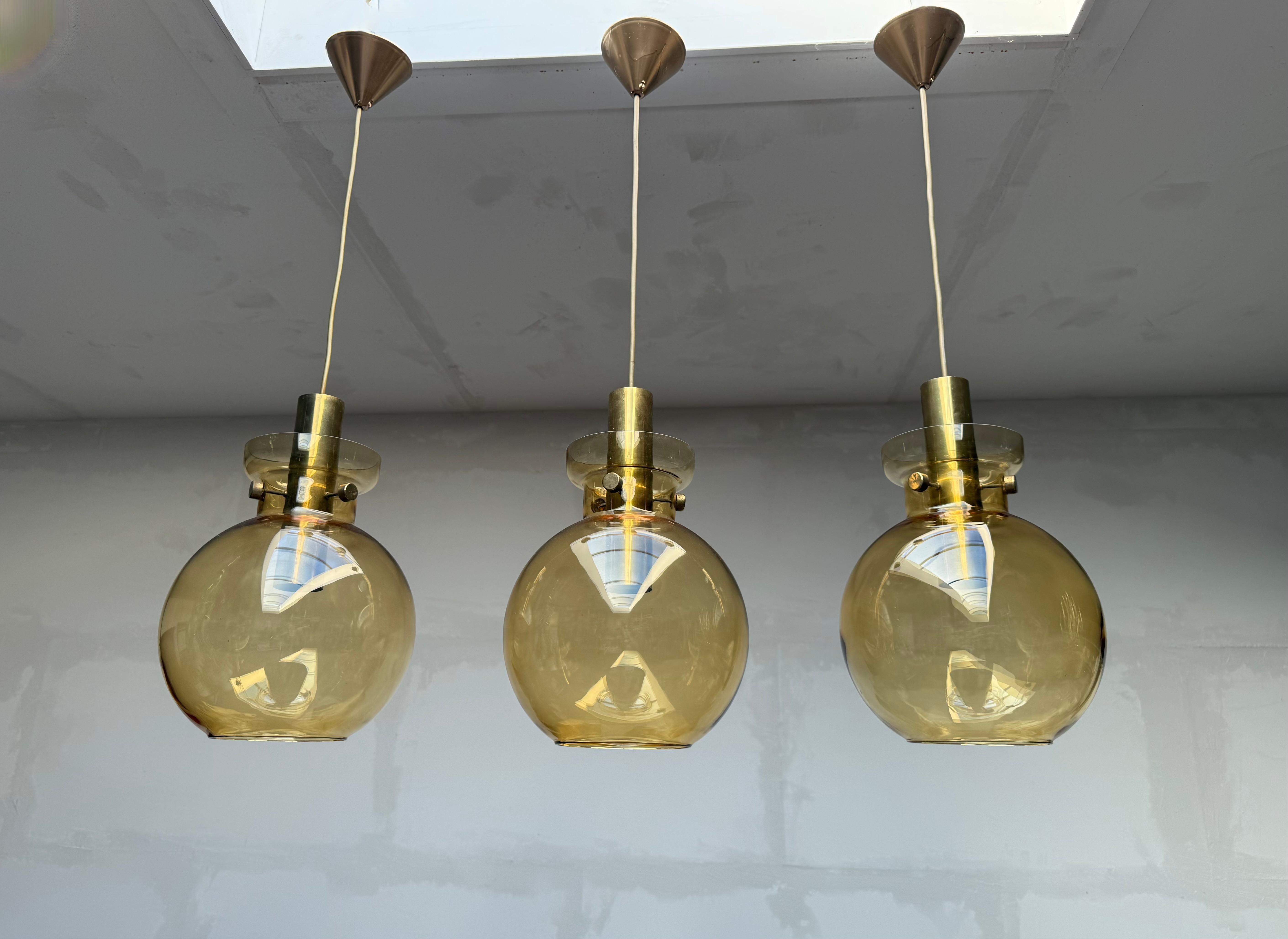 Juego de 3 lámparas colgantes de vidrio ámbar y latón Glasshütte, Alemania Años 70 en venta 8