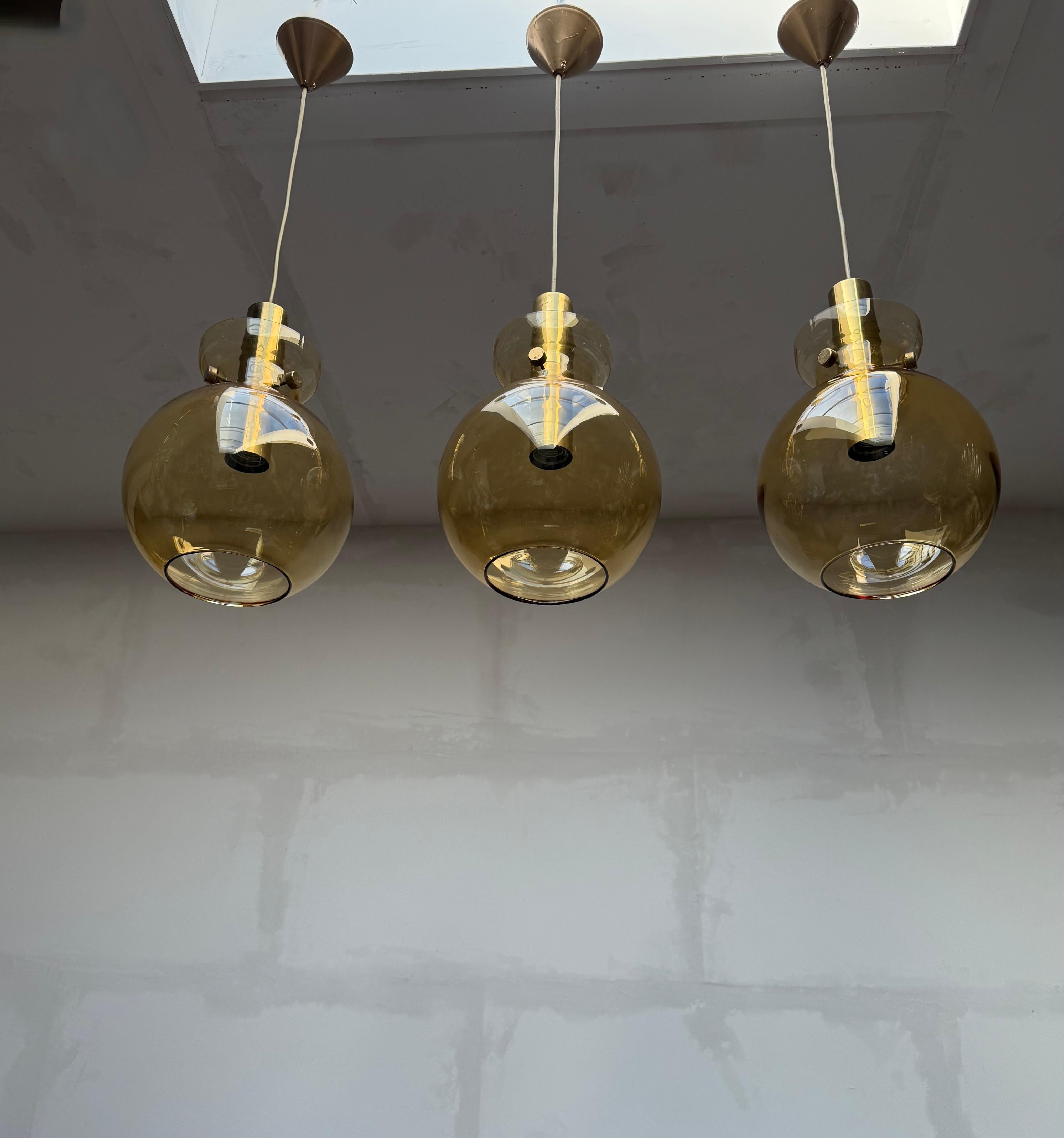 Juego de 3 lámparas colgantes de vidrio ámbar y latón Glasshütte, Alemania Años 70 en venta 11