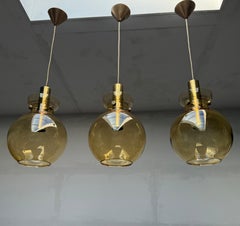 Satz von 3 Bernsteinglas- und Messing-Hängeleuchten Glashütte, Deutschland 1970er Jahre