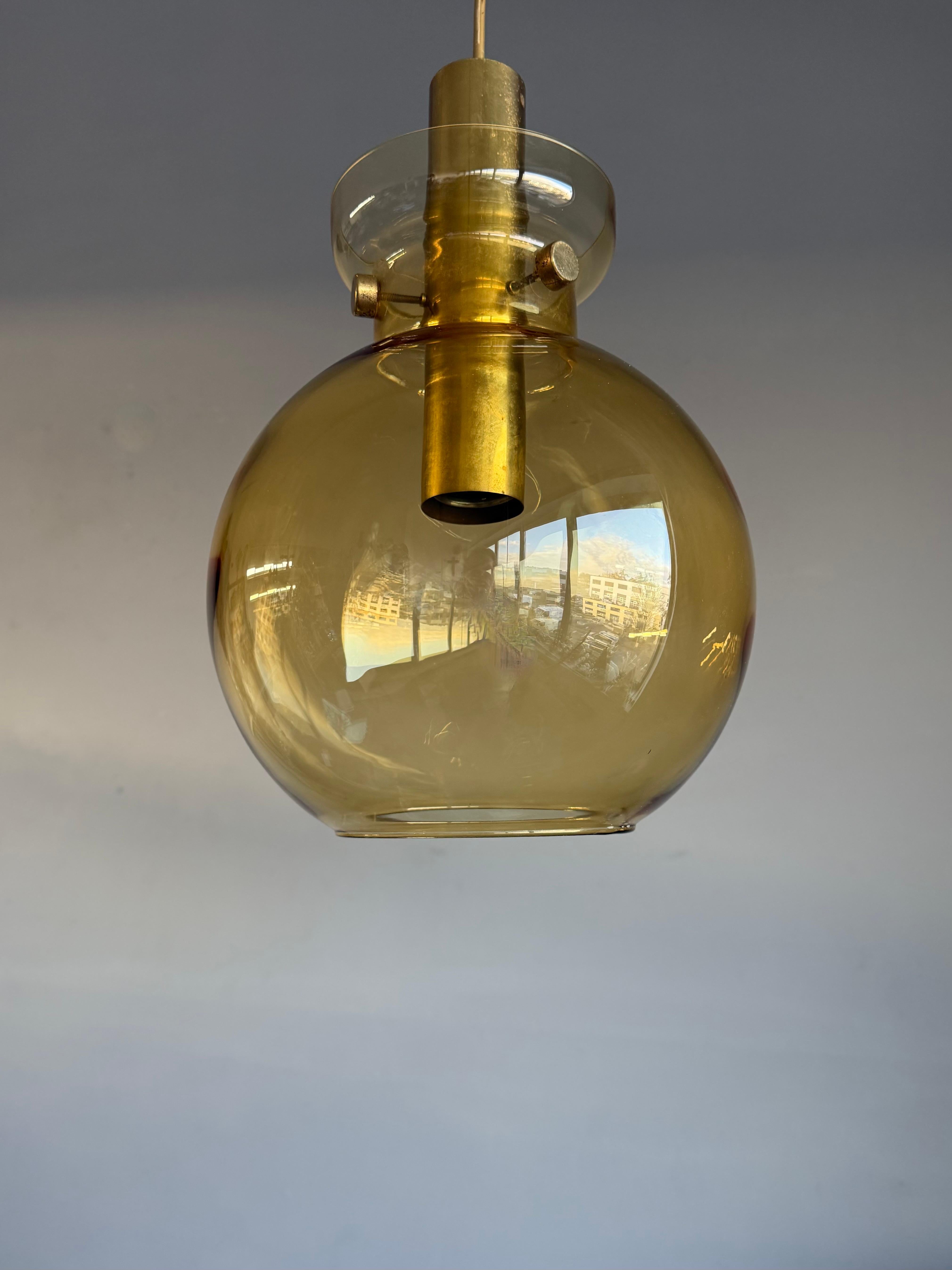 Juego de 3 lámparas colgantes de vidrio ámbar y latón Glasshütte, Alemania Años 70 siglo XX en venta