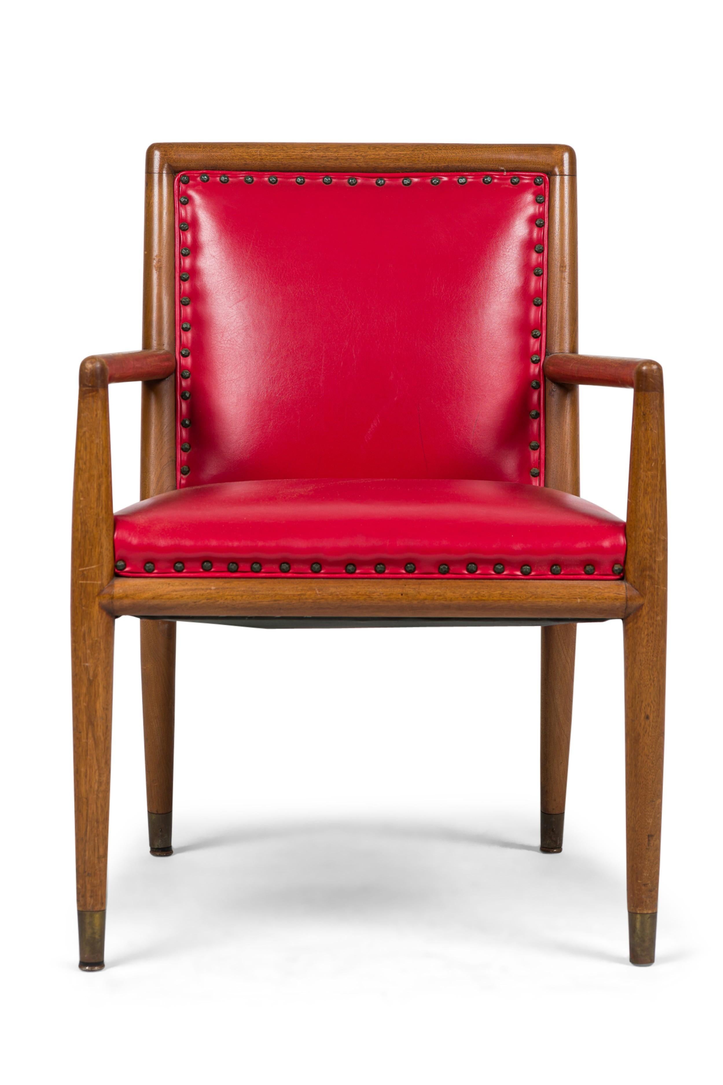 3 amerikanische Mid-Century Sessel aus Nussbaum mit rotem Lederbezug und dekorativen Messingnägeln (PREIS PRO STÜCK)