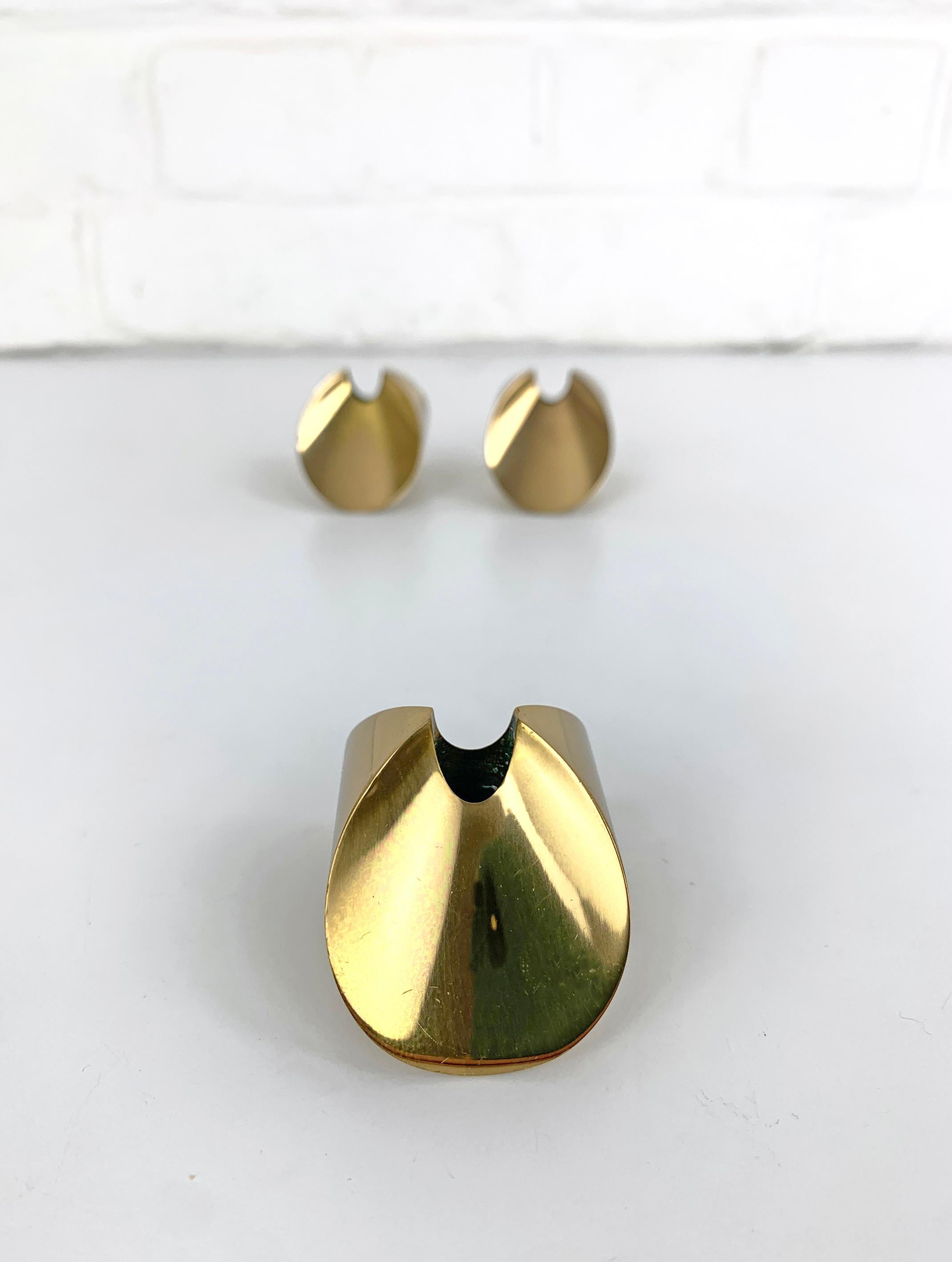 3er Set Aniara Kerzenleuchter massiv Messing von Pierre Forssell Skultuna Schweden 1960 im Zustand „Gut“ im Angebot in Vorst, BE