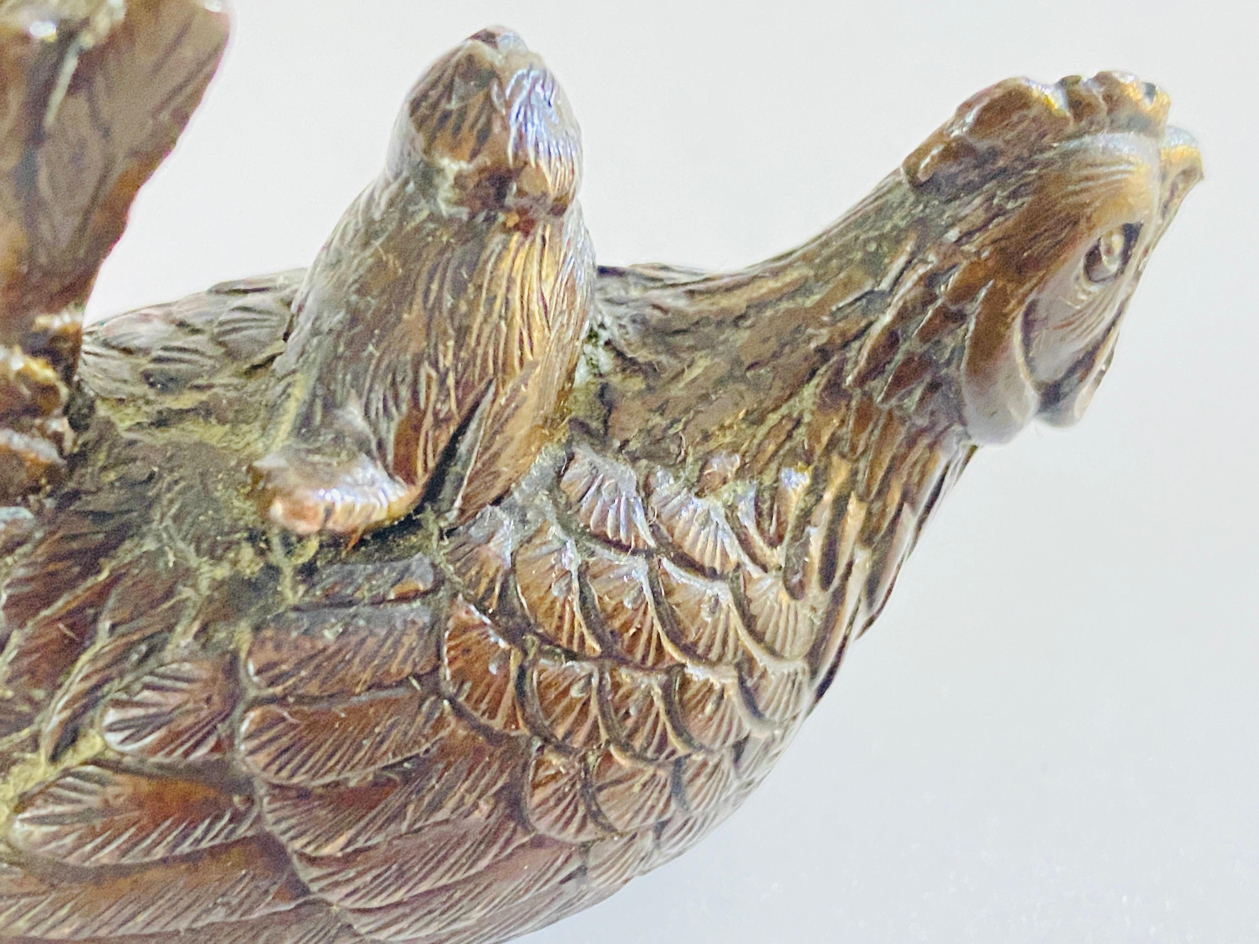Satz von 3 Bronzen, die Katze, Huhn und Vögel darstellen. Die Objekte sind aus Bronze gefertigt. Diese Bronzen wurden in Frankreich in den 1900er Jahren hergestellt und sind typische Objekte aus dieser Zeit.
