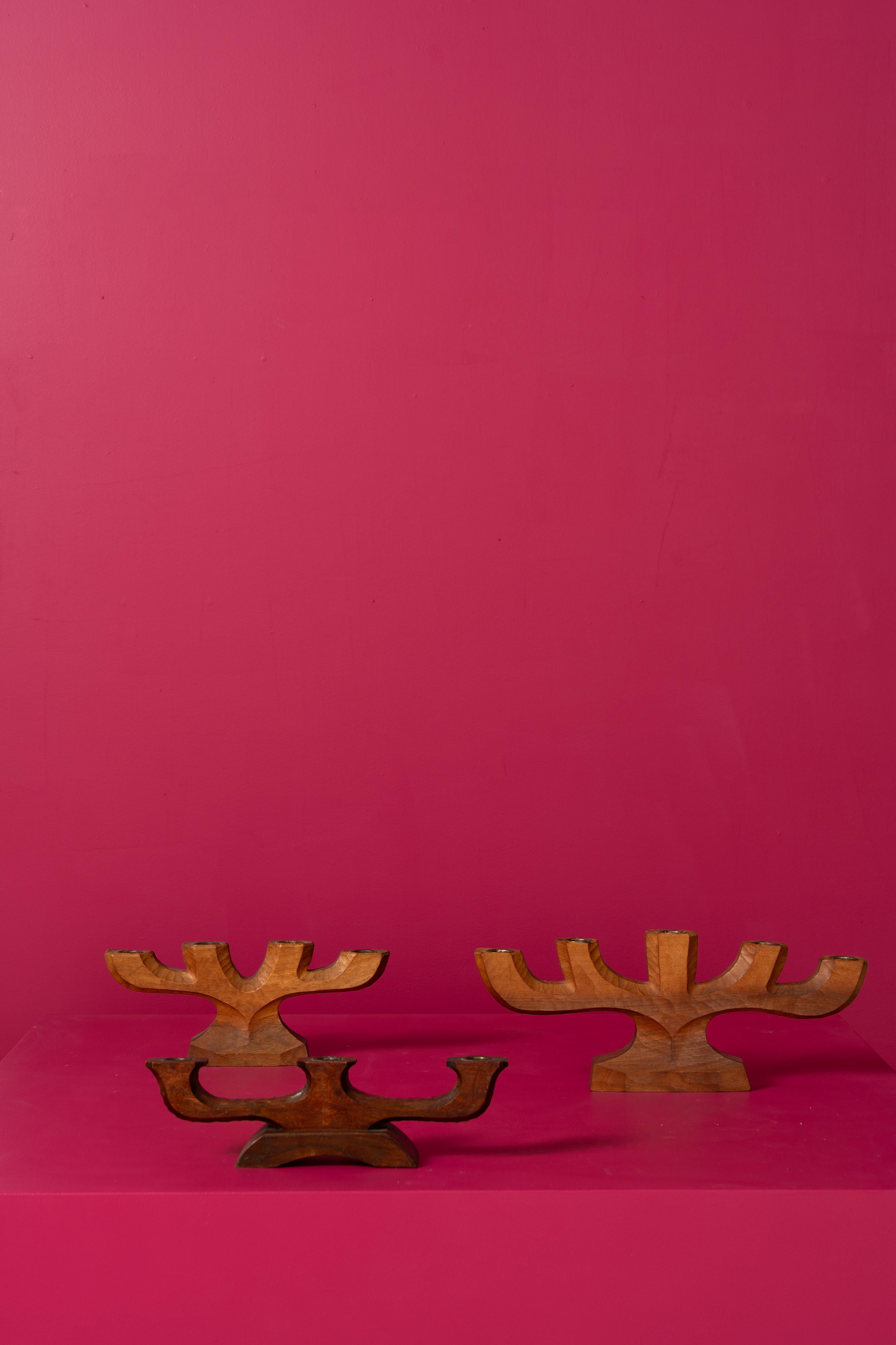 Set von 3 anthroposotischen Kerzenhaltern (Holz) im Angebot