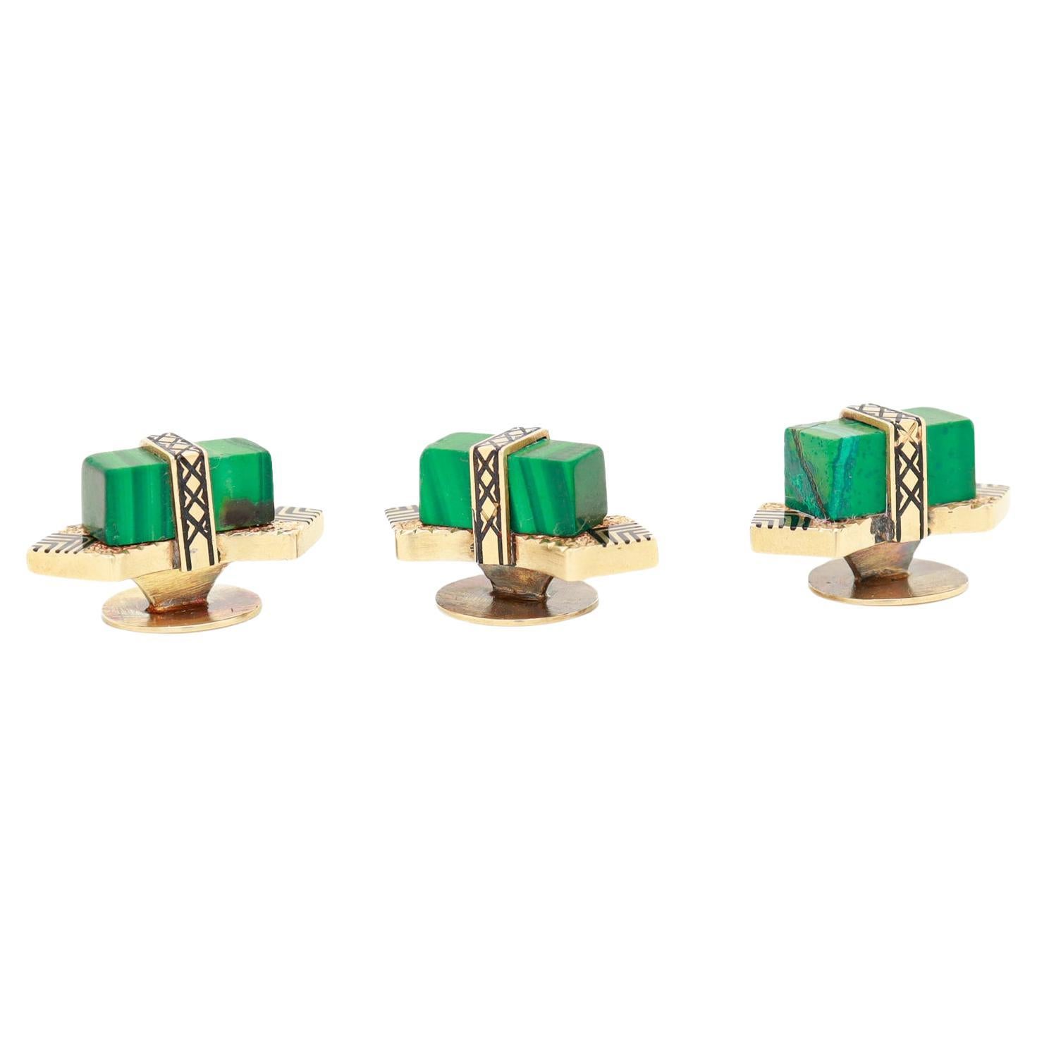 Ein feiner Satz von 3 Art Deco Kleiderknöpfen.

Von einem Smoking oder einem formellen Kleid Set.

Aus 14 Karat Gelbgold.

Beide sind mit rechteckigen Malachit-Cabochons besetzt und durchgehend mit schwarzer Emaille verziert.

Einfach wunderschönes