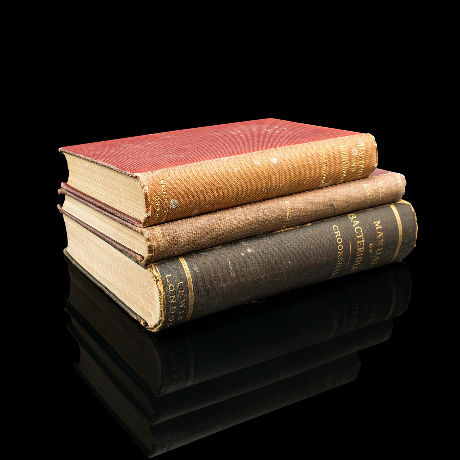 Il s'agit d'un ensemble de 3 livres anciens sur la biologie. Publié en anglais, chaque ouvrage est un titre de référence scientifique relié, datant de la fin de la période victorienne.

Comprenant : Manual of Bacteriology par Edgar M. Crookshank