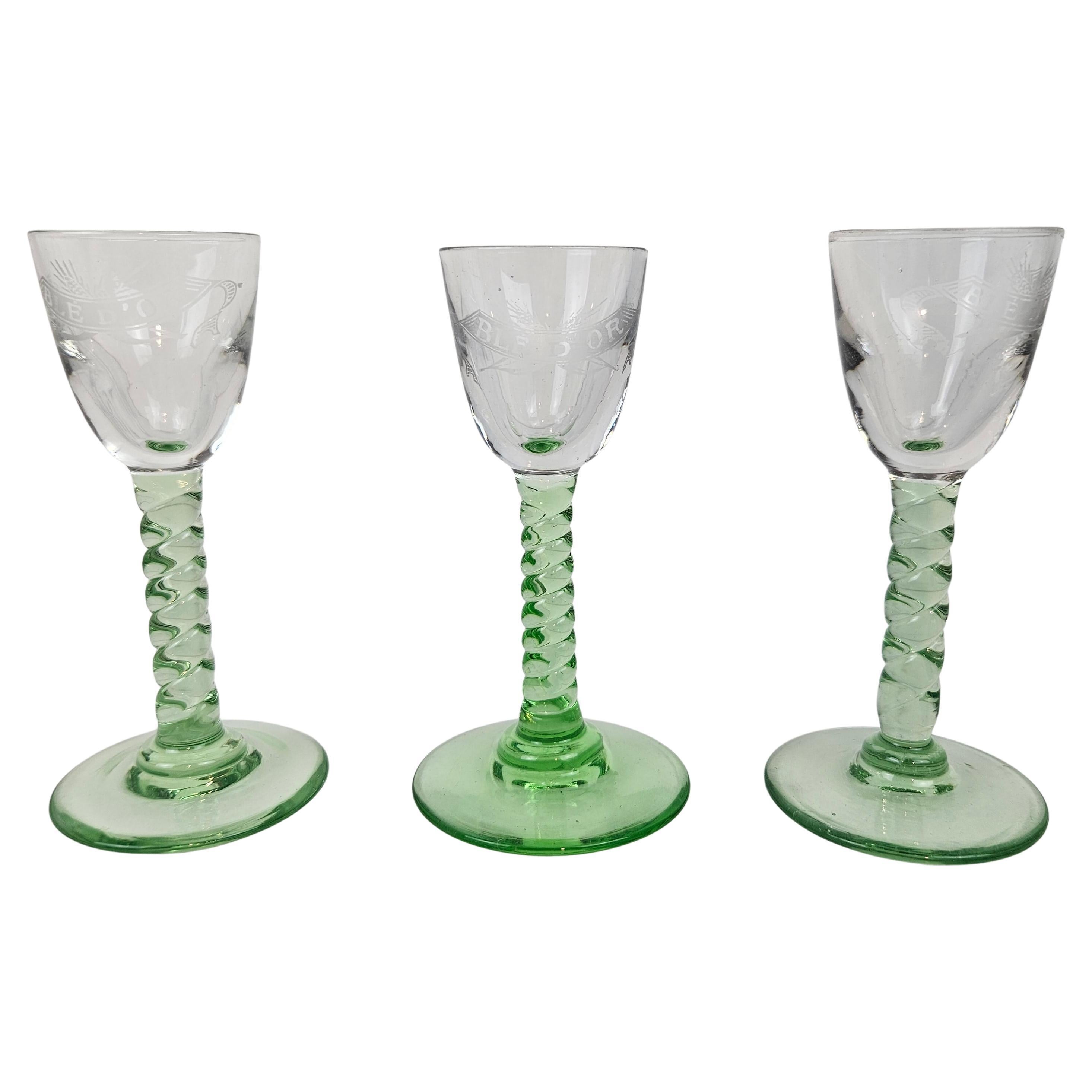 Ein seltener und schöner Satz von drei antiken mundgeblasenen Genever-Gläsern, graviert mit der Inschrift 