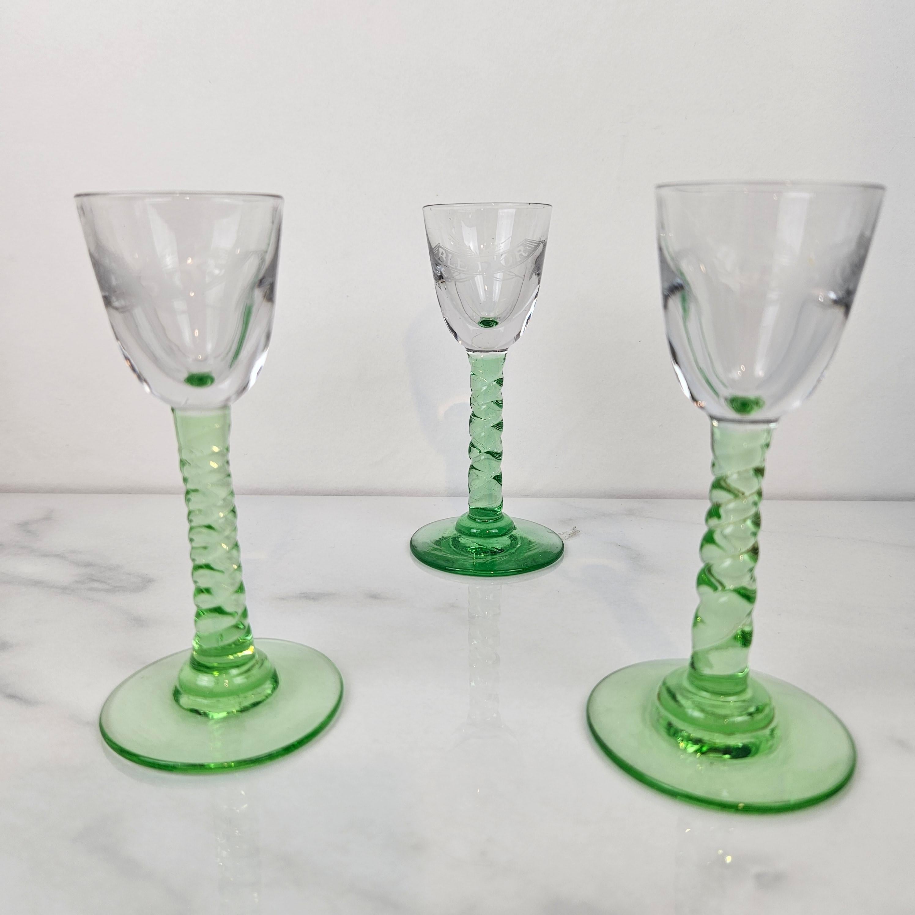 Dutch Set of 3 Antique “Blé d’Or” Engraved Jenever Glasses with Twisted Stem, 1900's For Sale