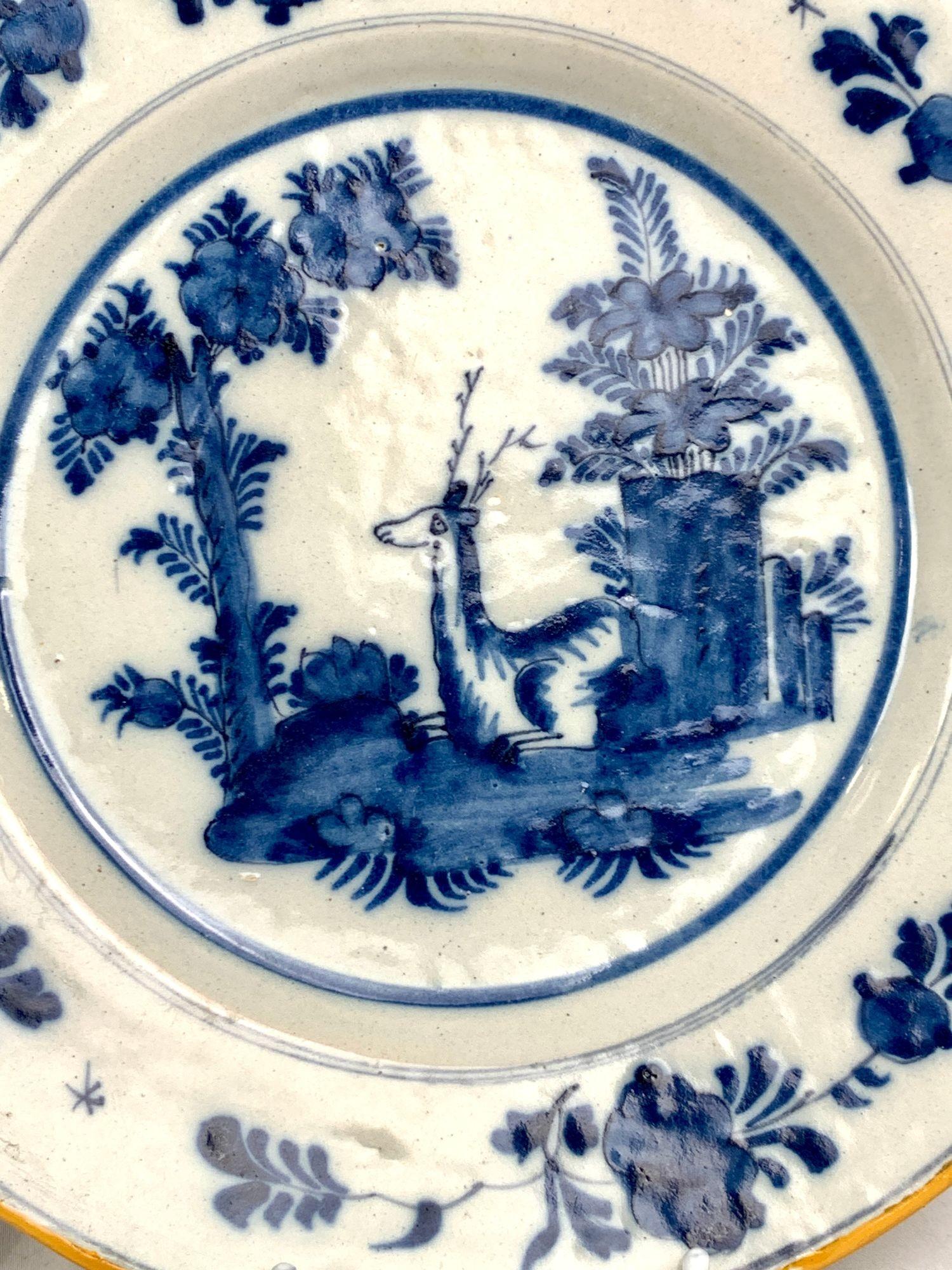 Set di 3 piatti antichi Delft blu e bianchi dipinti a mano Paesi Bassi Ca. 1800 in vendita 4