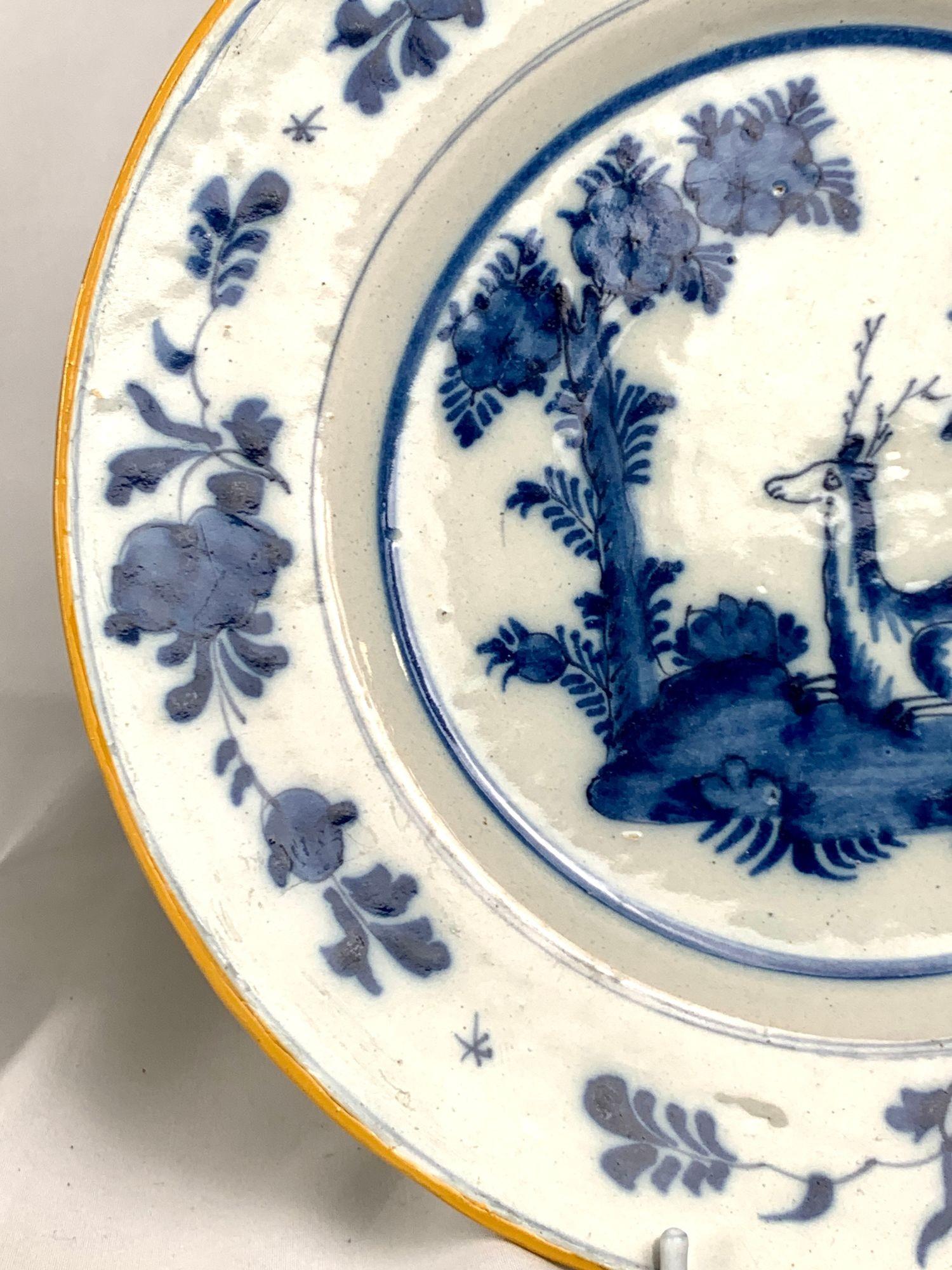 Set di 3 piatti antichi Delft blu e bianchi dipinti a mano Paesi Bassi Ca. 1800 in vendita 5