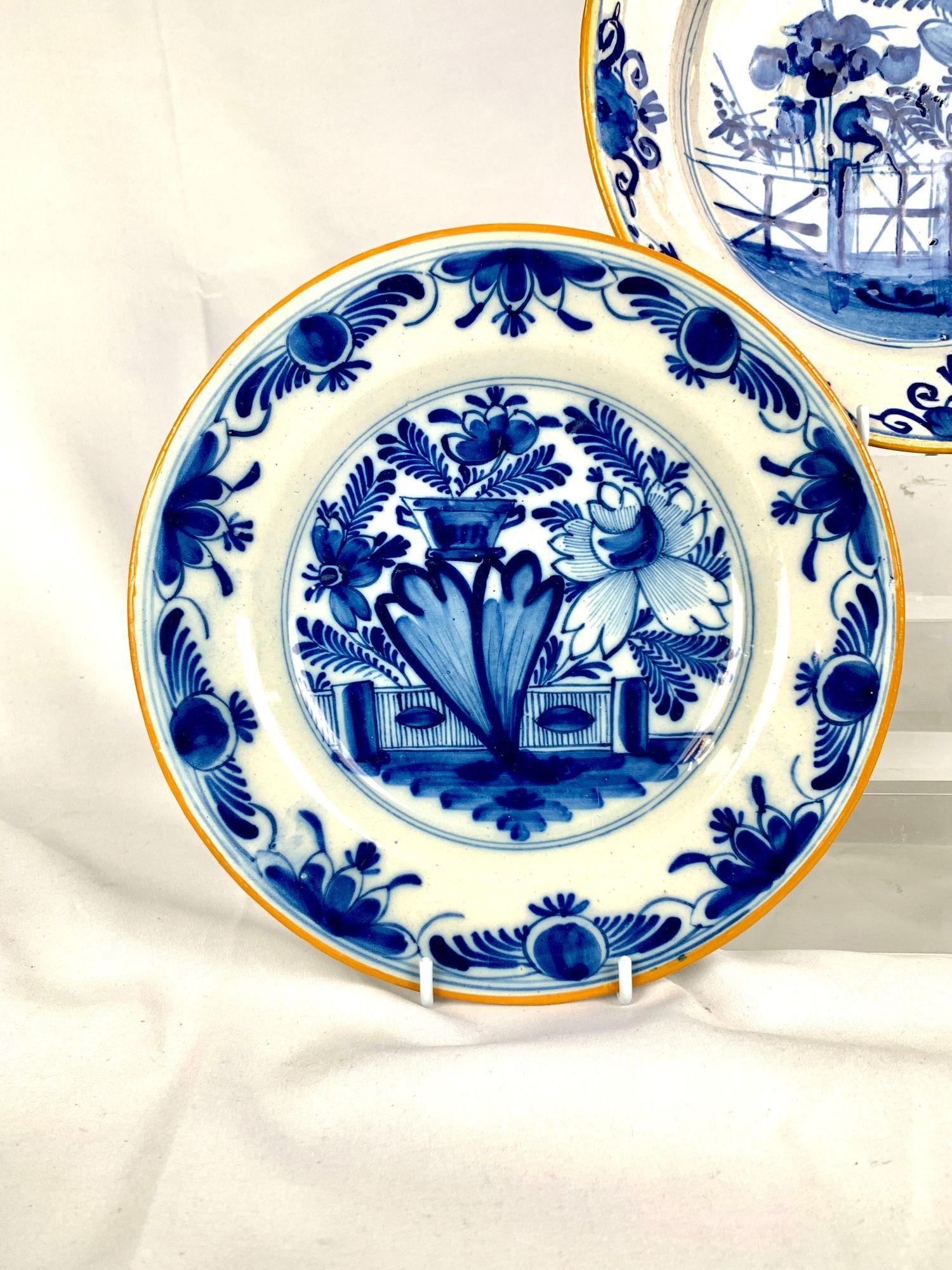 Questo set di tre piatti antichi di Delft è stato dipinto a mano nei Paesi Bassi intorno al 1800.
Ogni piatto misura circa 9 pollici di diametro e presenta un disegno unico blu e bianco dipinto in ossido di cobalto sotto una glassa trasparente.
I