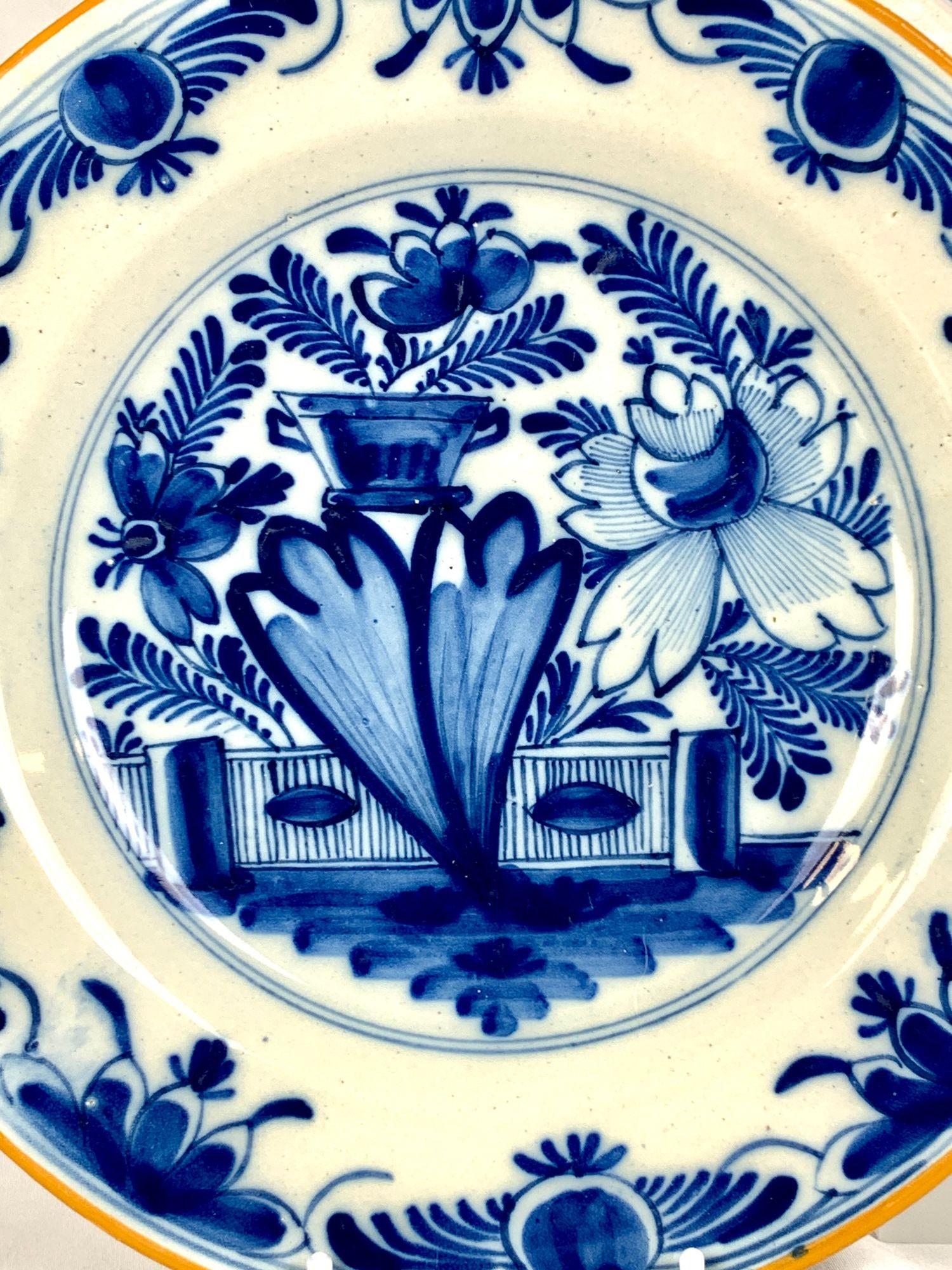 Arte popolare Set di 3 piatti antichi Delft blu e bianchi dipinti a mano Paesi Bassi Ca. 1800 in vendita
