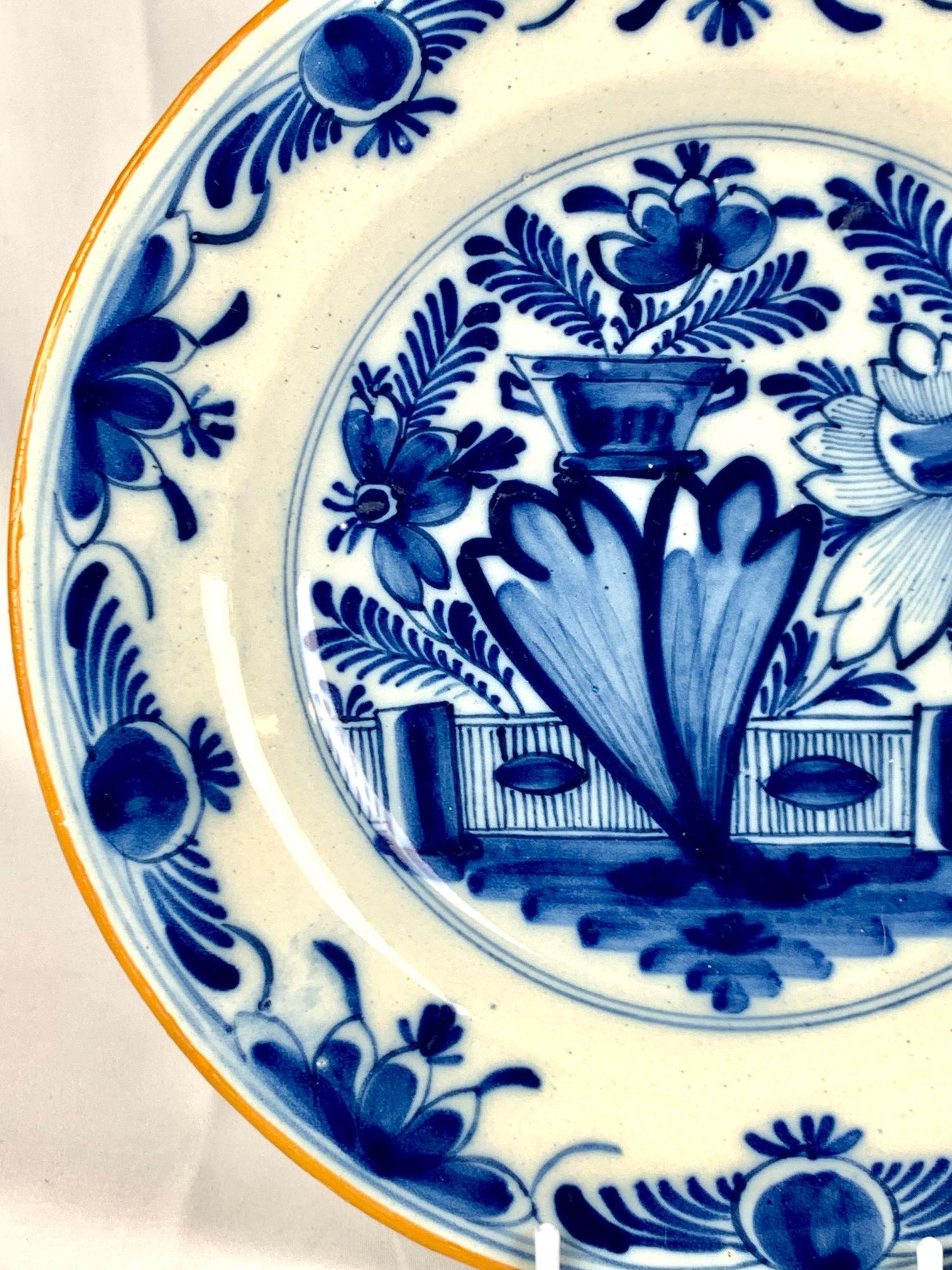 Olandese Set di 3 piatti antichi Delft blu e bianchi dipinti a mano Paesi Bassi Ca. 1800 in vendita
