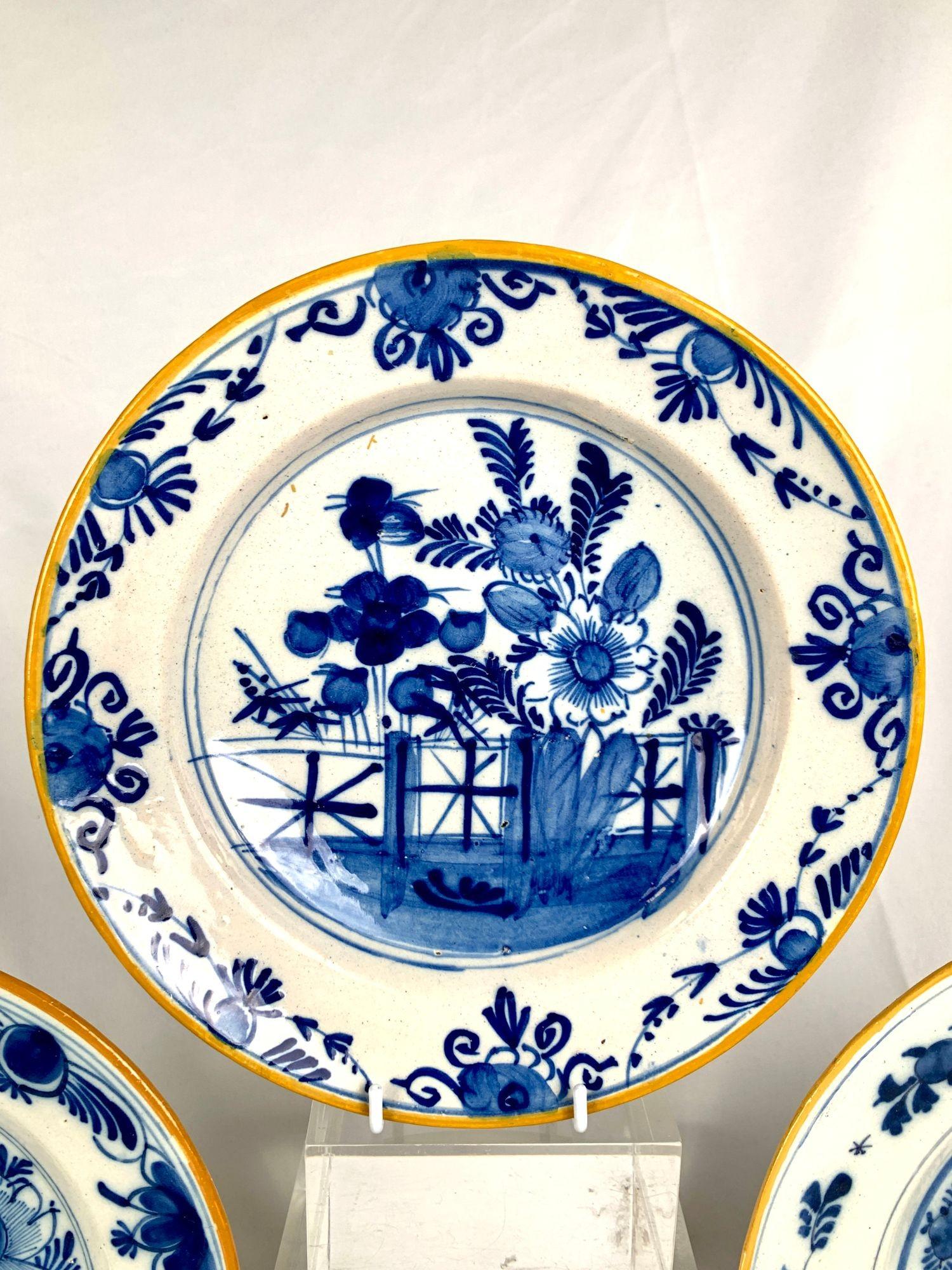 Set di 3 piatti antichi Delft blu e bianchi dipinti a mano Paesi Bassi Ca. 1800 In condizioni ottime in vendita a Katonah, NY