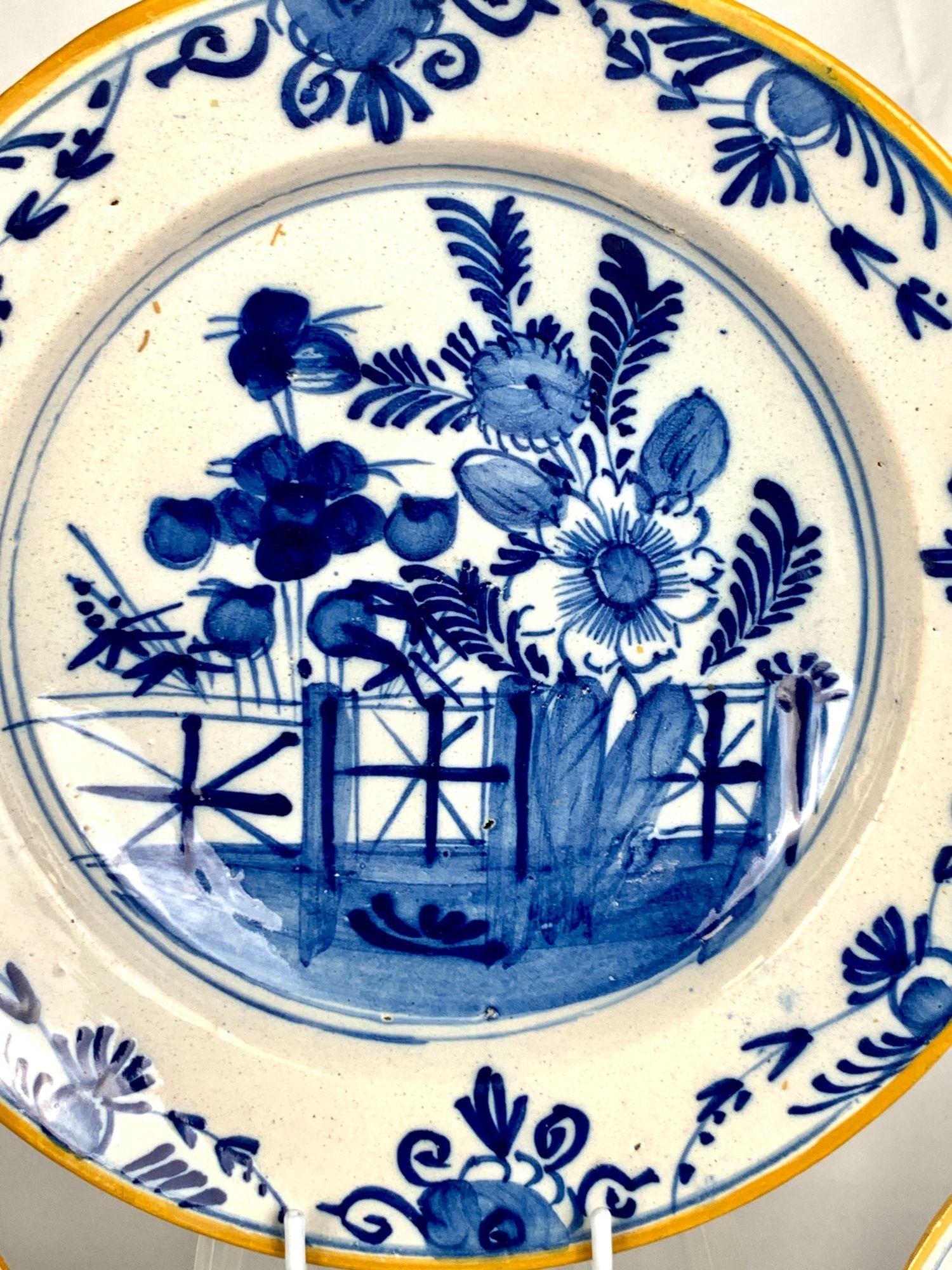 XIX secolo Set di 3 piatti antichi Delft blu e bianchi dipinti a mano Paesi Bassi Ca. 1800 in vendita