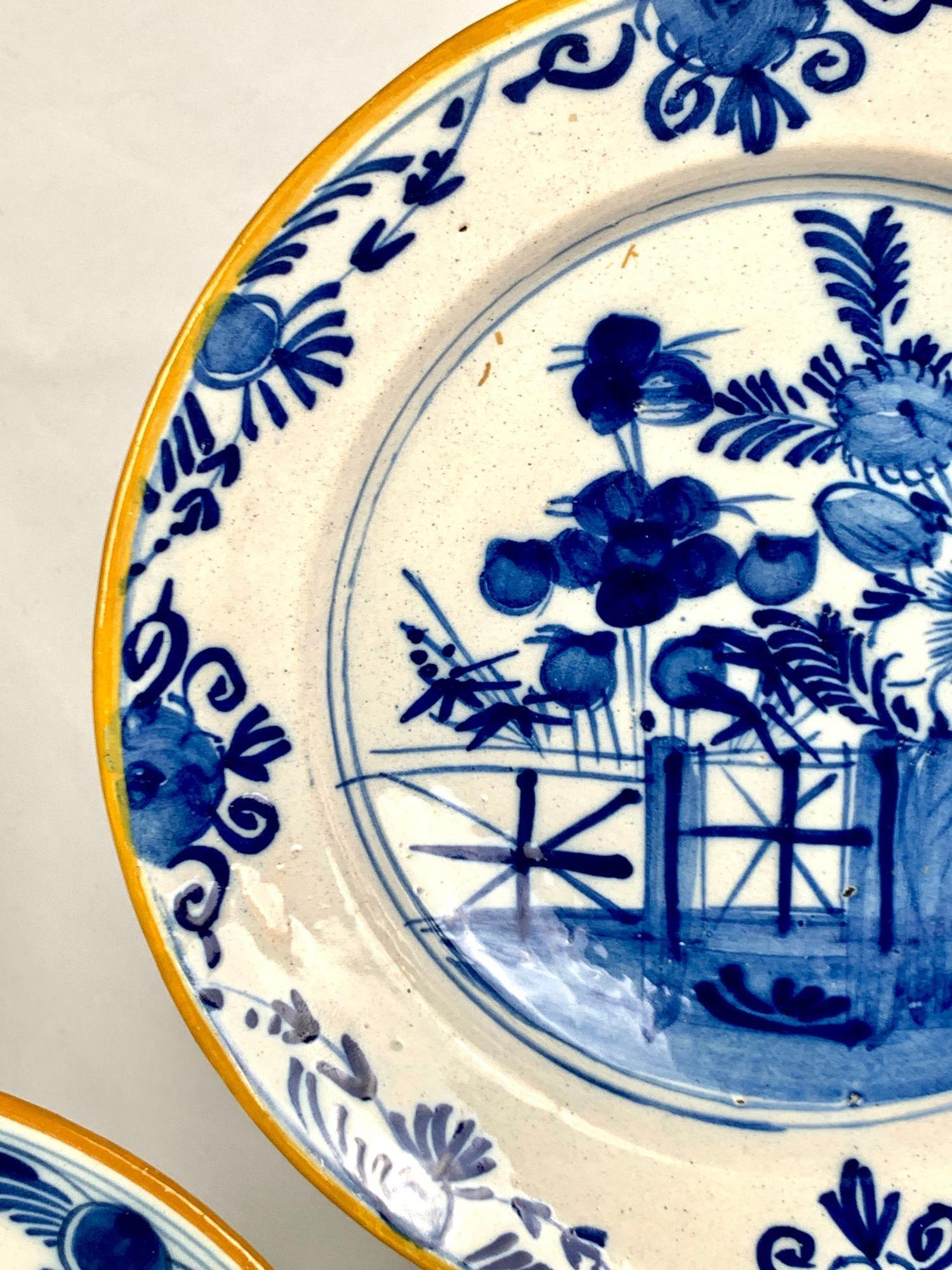 Set di 3 piatti antichi Delft blu e bianchi dipinti a mano Paesi Bassi Ca. 1800 in vendita 1